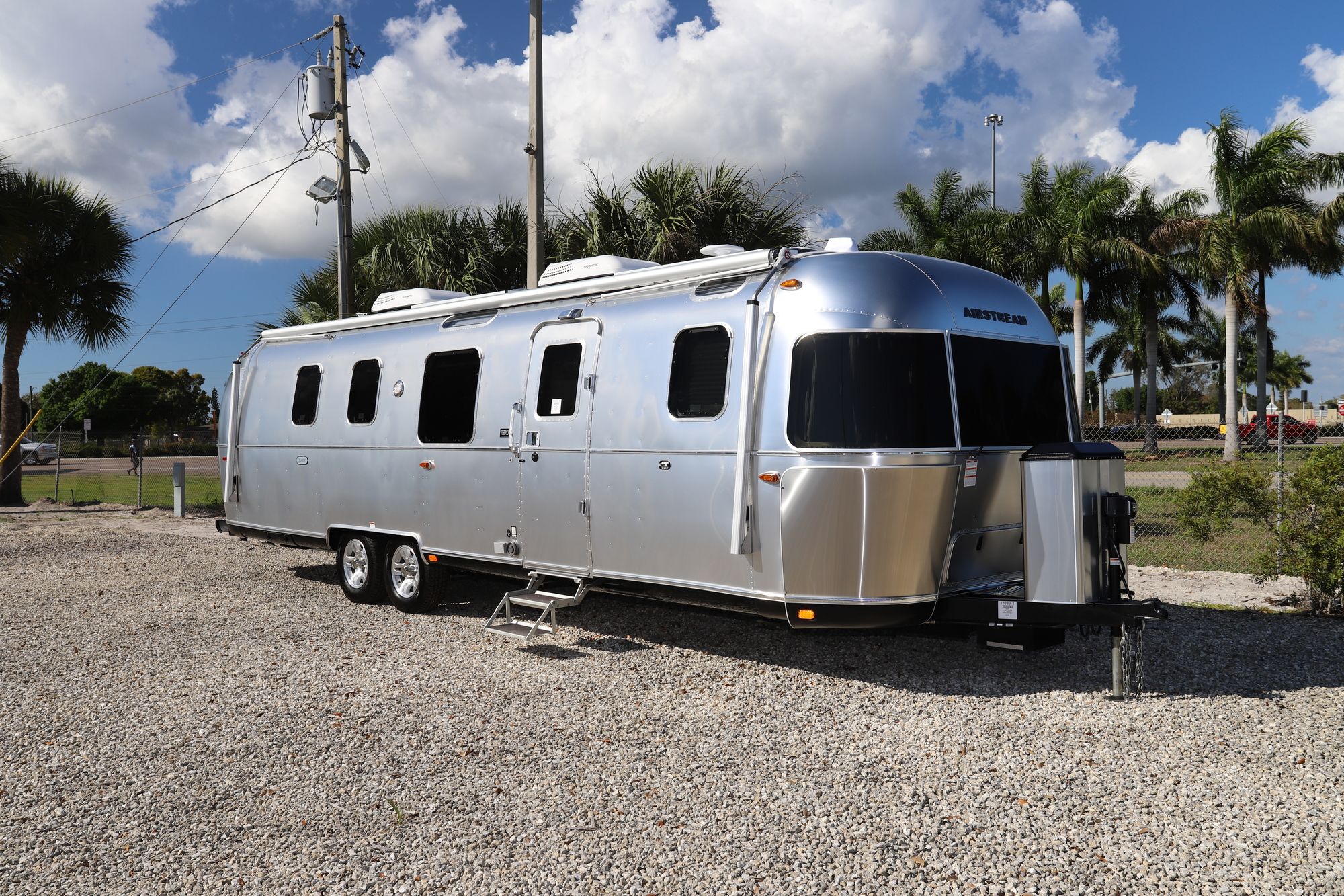 Used 2021 Airstream Classic 33FB Travel Trailer  For Sale