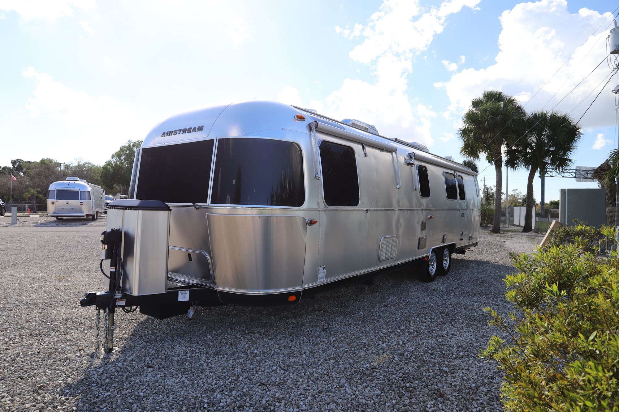 Used 2021 Airstream Classic 33FB Travel Trailer  For Sale