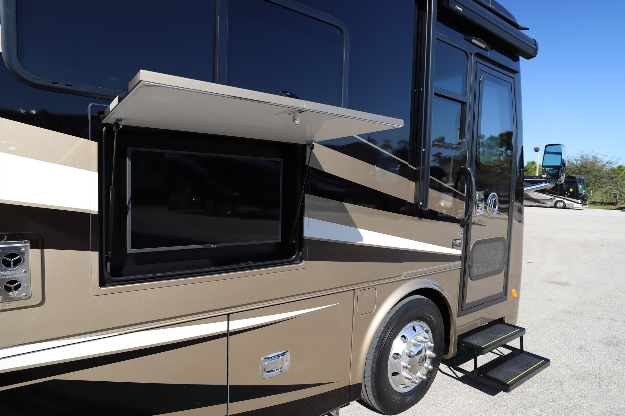 Used 2017 Tiffin Motor Homes Breeze 32BR Class A  For Sale