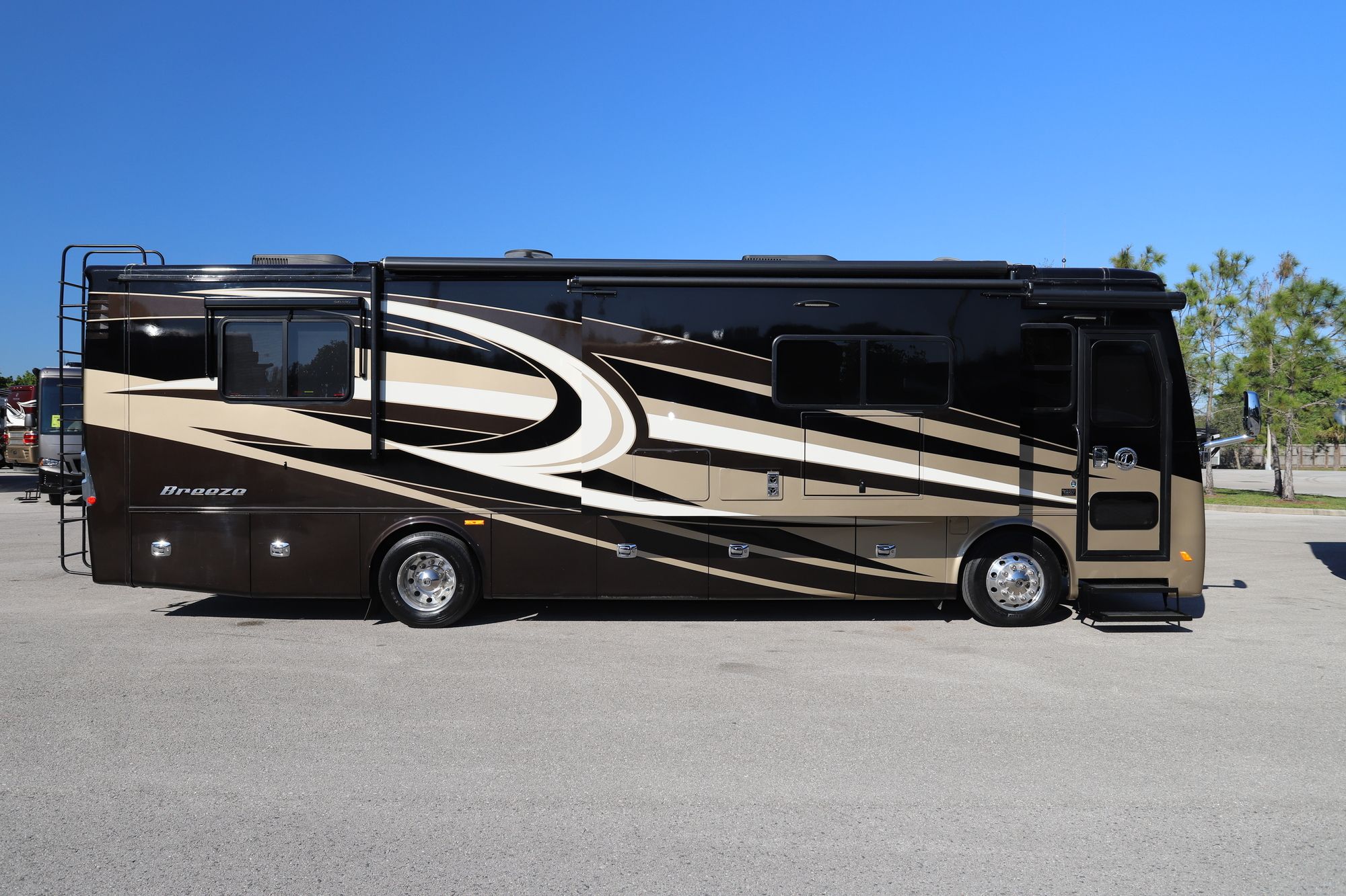 Used 2017 Tiffin Motor Homes Breeze 32BR Class A  For Sale