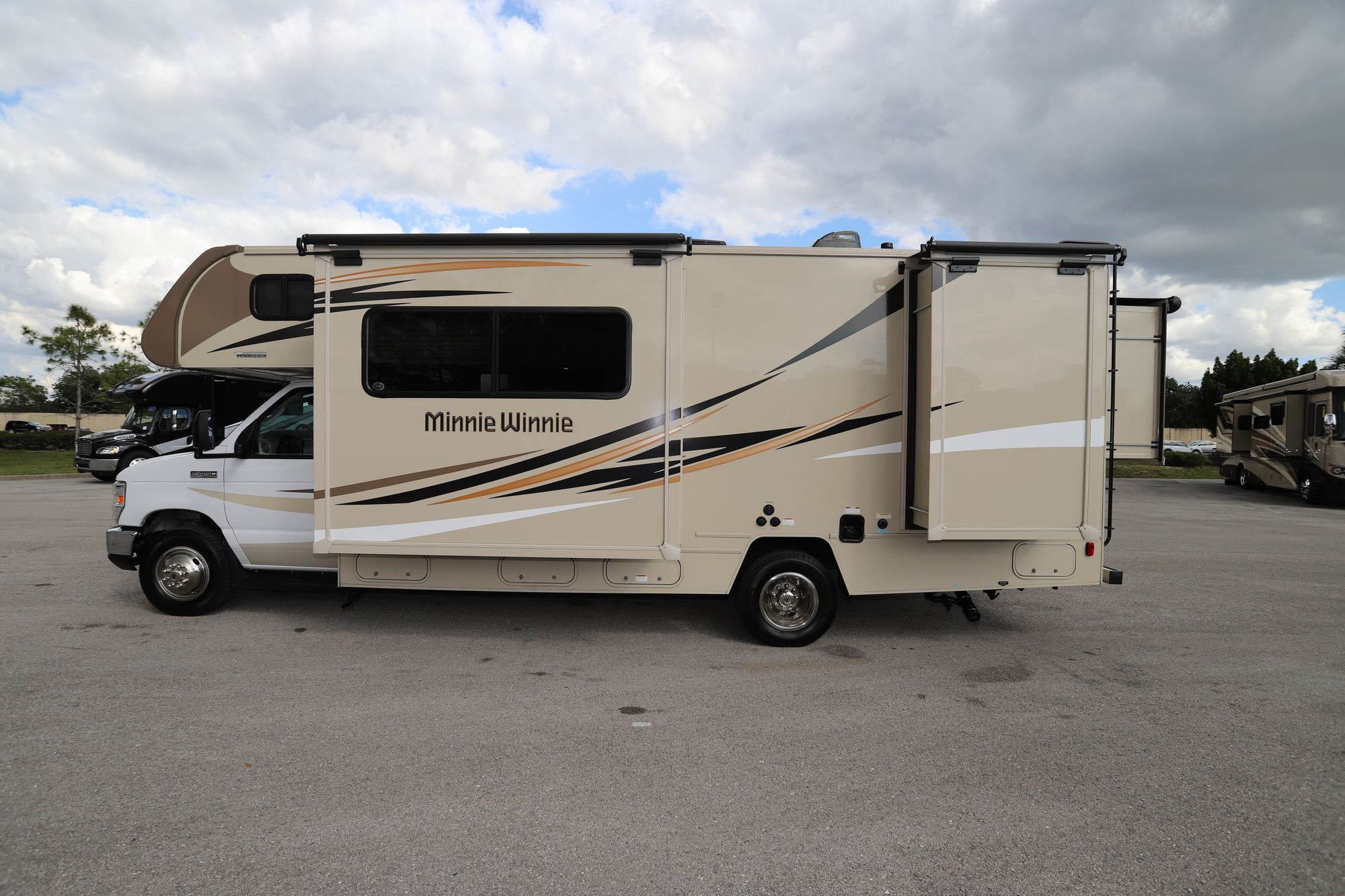 Used 2017 Winnebago Minnie Winnie 26A Class C  For Sale