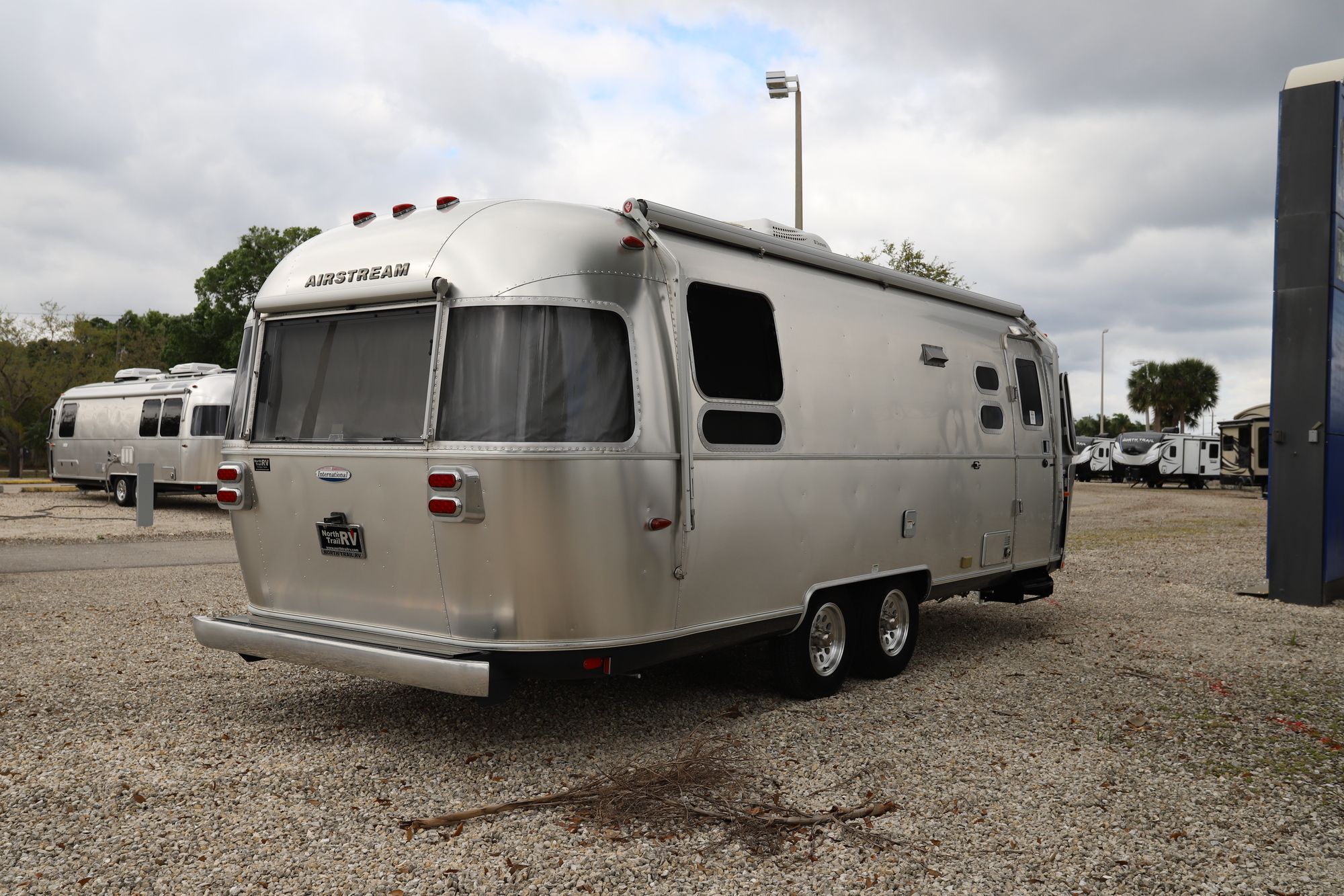 Used 2015 Airstream Intl Signature 25 Travel Trailer  For Sale