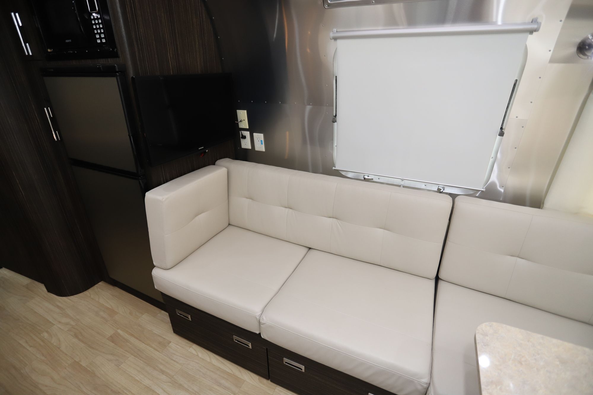 Used 2015 Airstream Intl Signature 25 Travel Trailer  For Sale