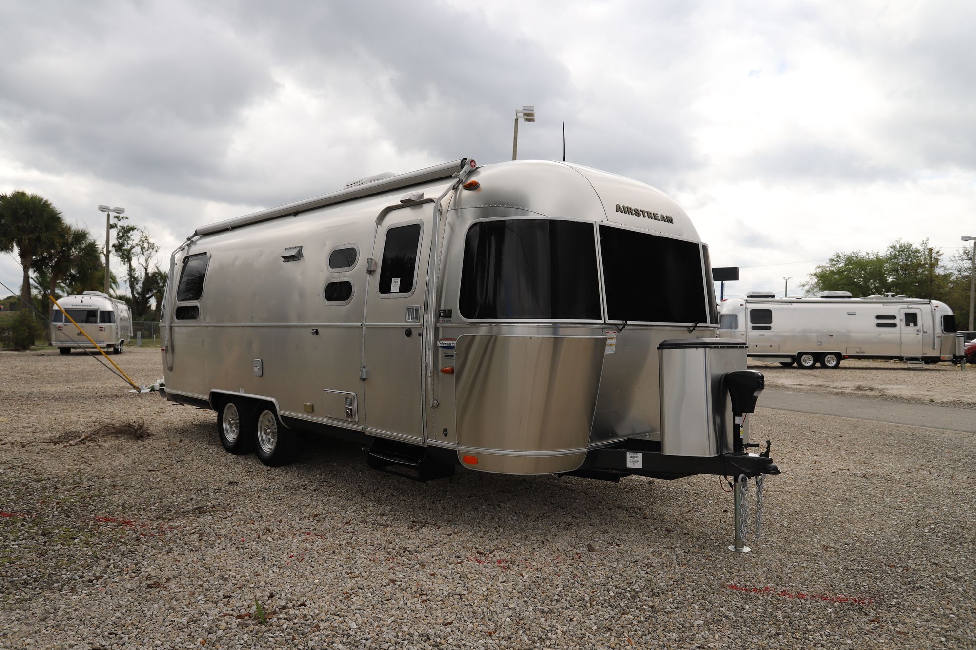 Used 2015 Airstream Intl Signature 25 Travel Trailer  For Sale