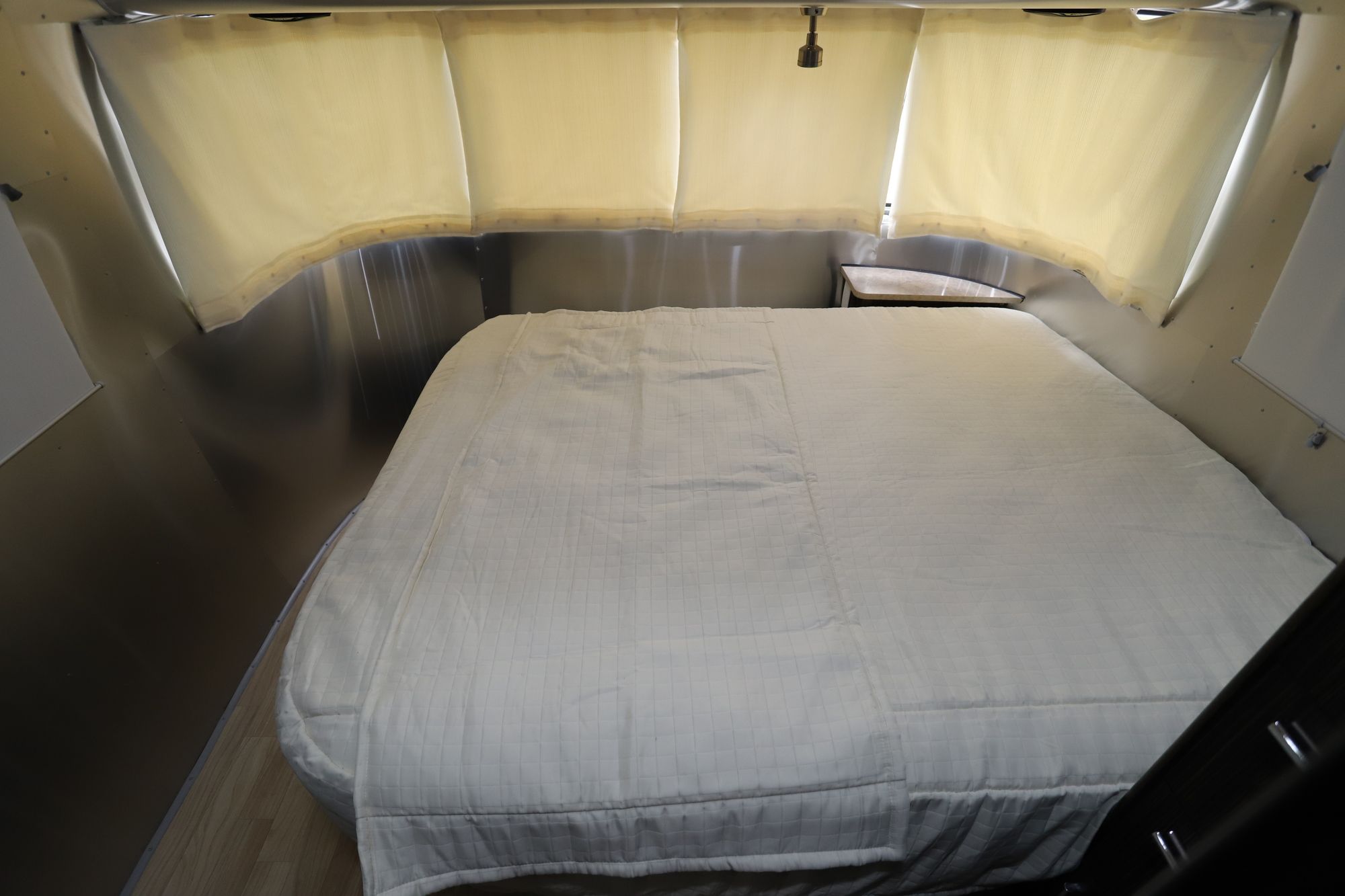 Used 2015 Airstream Intl Signature 25 Travel Trailer  For Sale