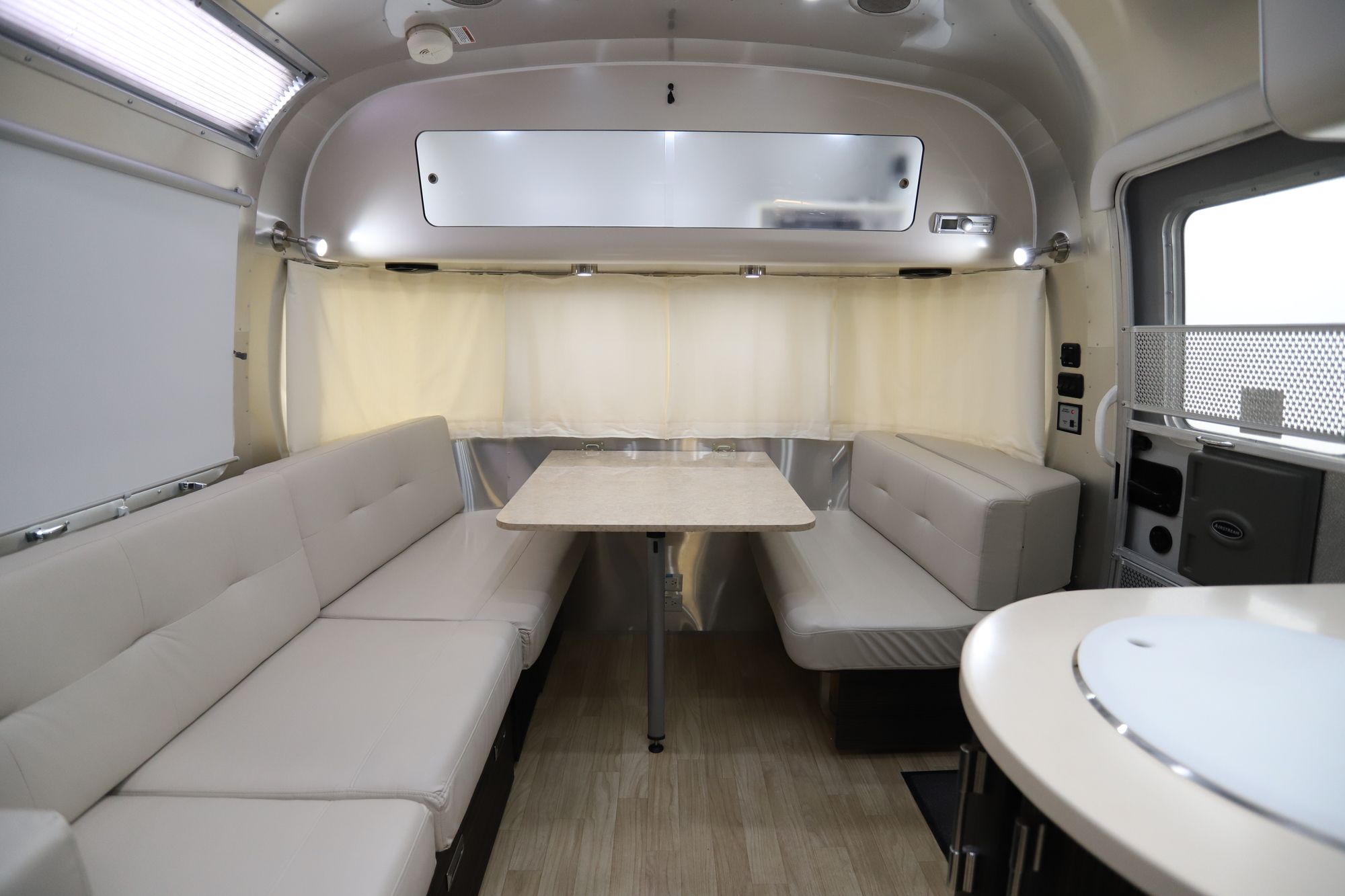 Used 2015 Airstream Intl Signature 25 Travel Trailer  For Sale