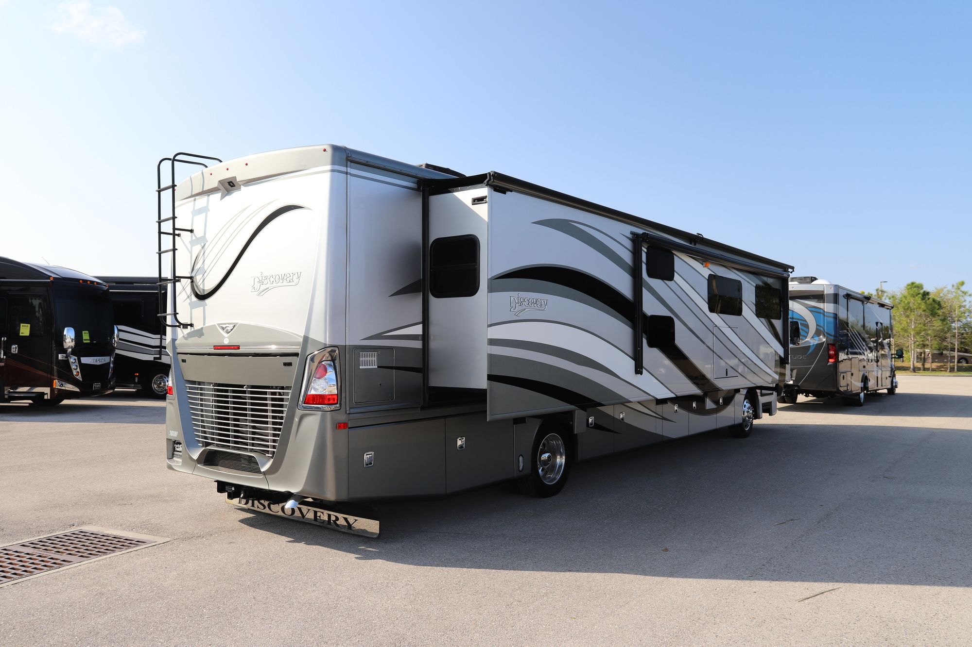 Used 2015 Fleetwood Discovery 40G Class A  For Sale