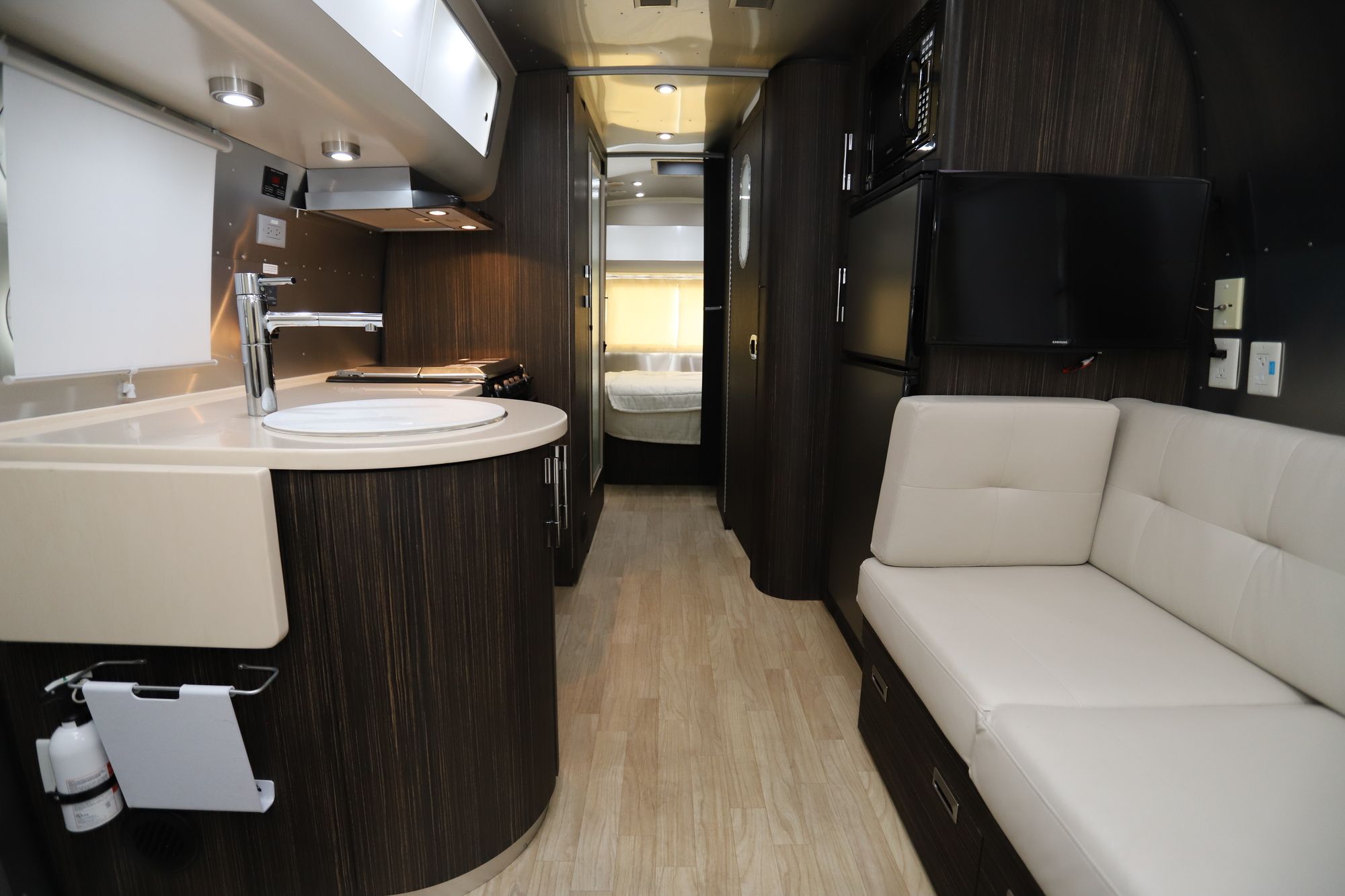 Used 2015 Airstream Intl Signature 25 Travel Trailer  For Sale