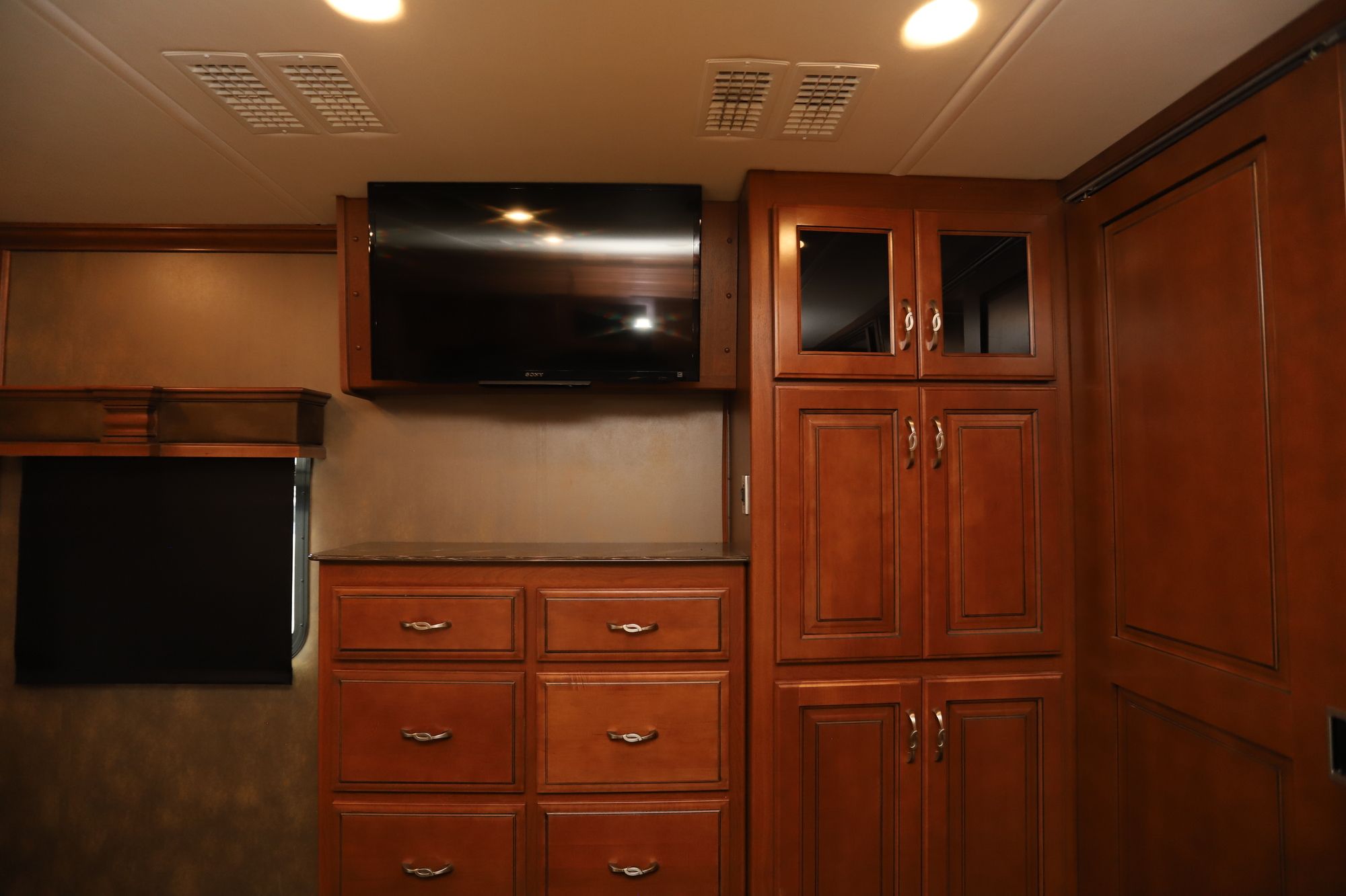 Used 2015 Fleetwood Discovery 40G Class A  For Sale