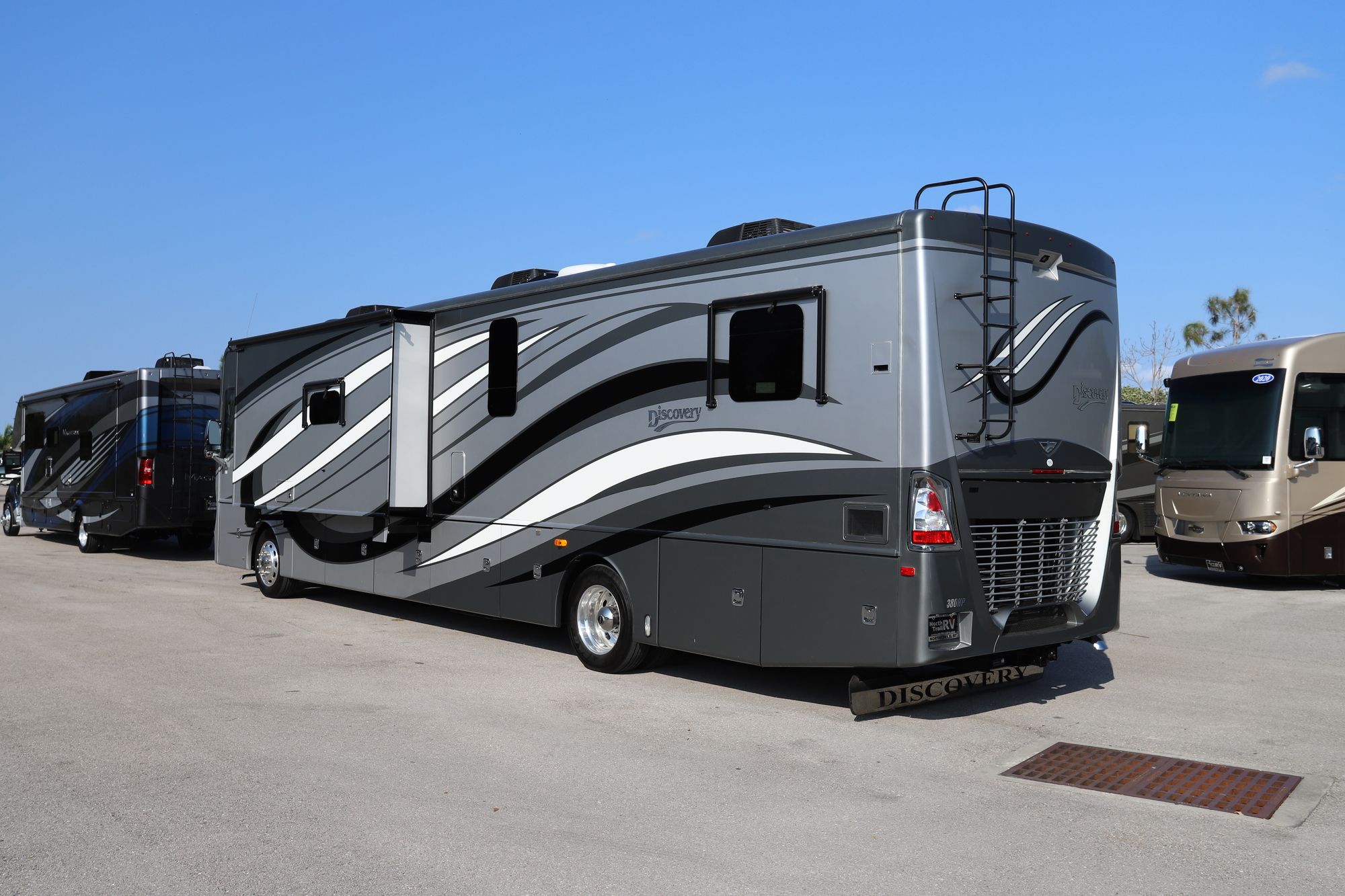 Used 2015 Fleetwood Discovery 40G Class A  For Sale