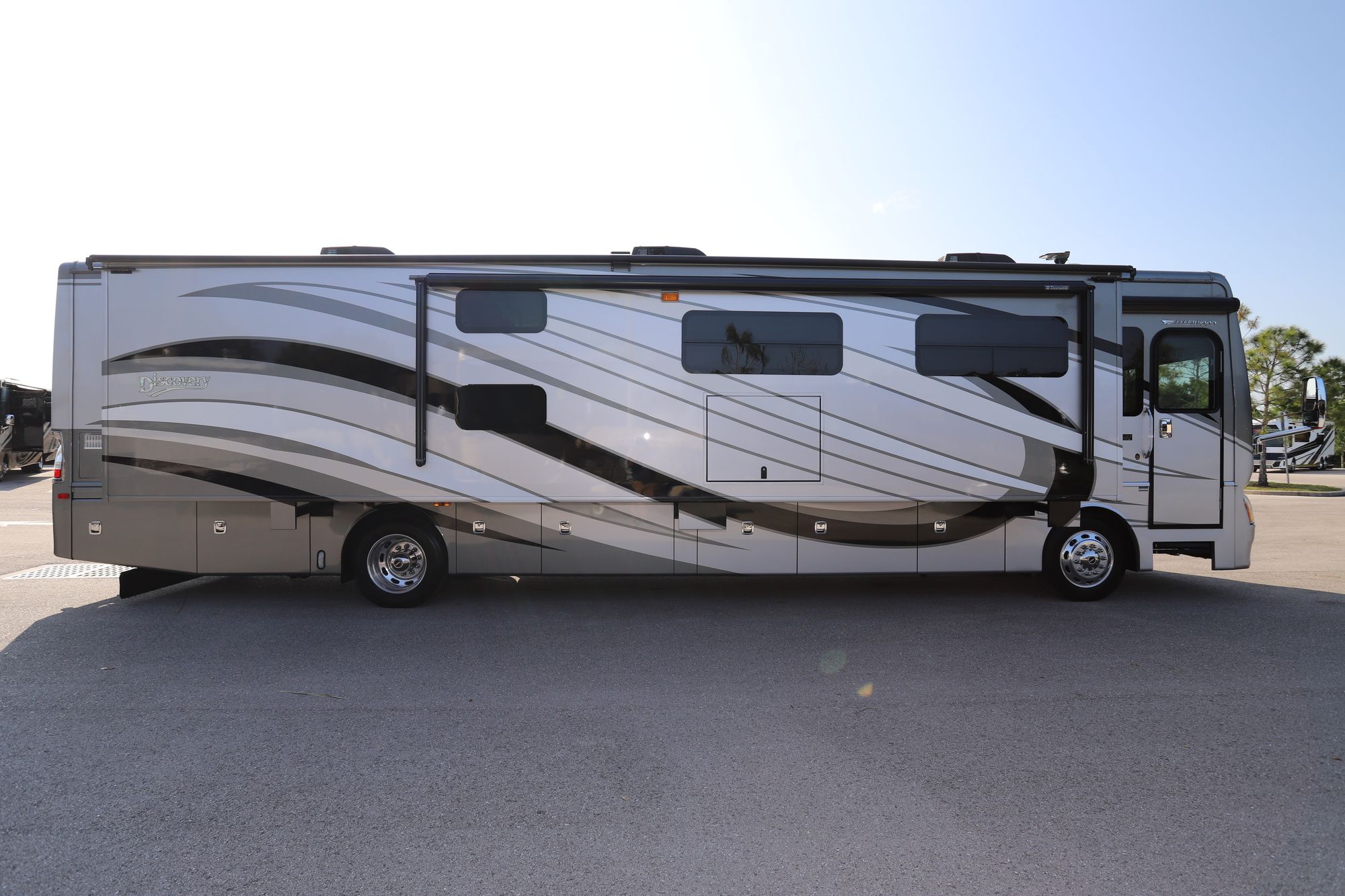 Used 2015 Fleetwood Discovery 40G Class A  For Sale