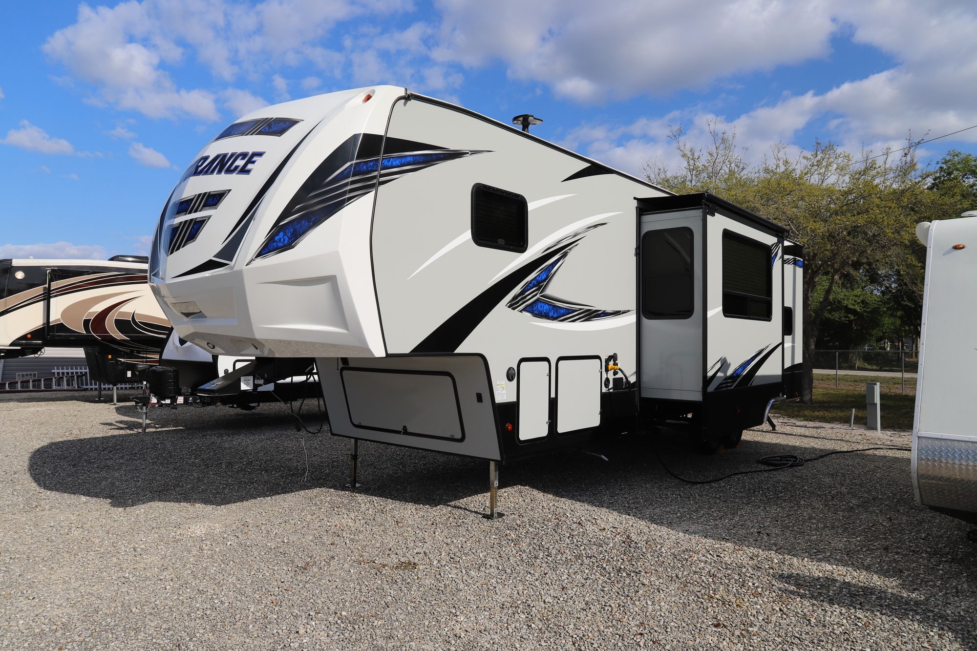 Used 2019 Dutchmen Endurance 3456 Fifth Wheel  For Sale