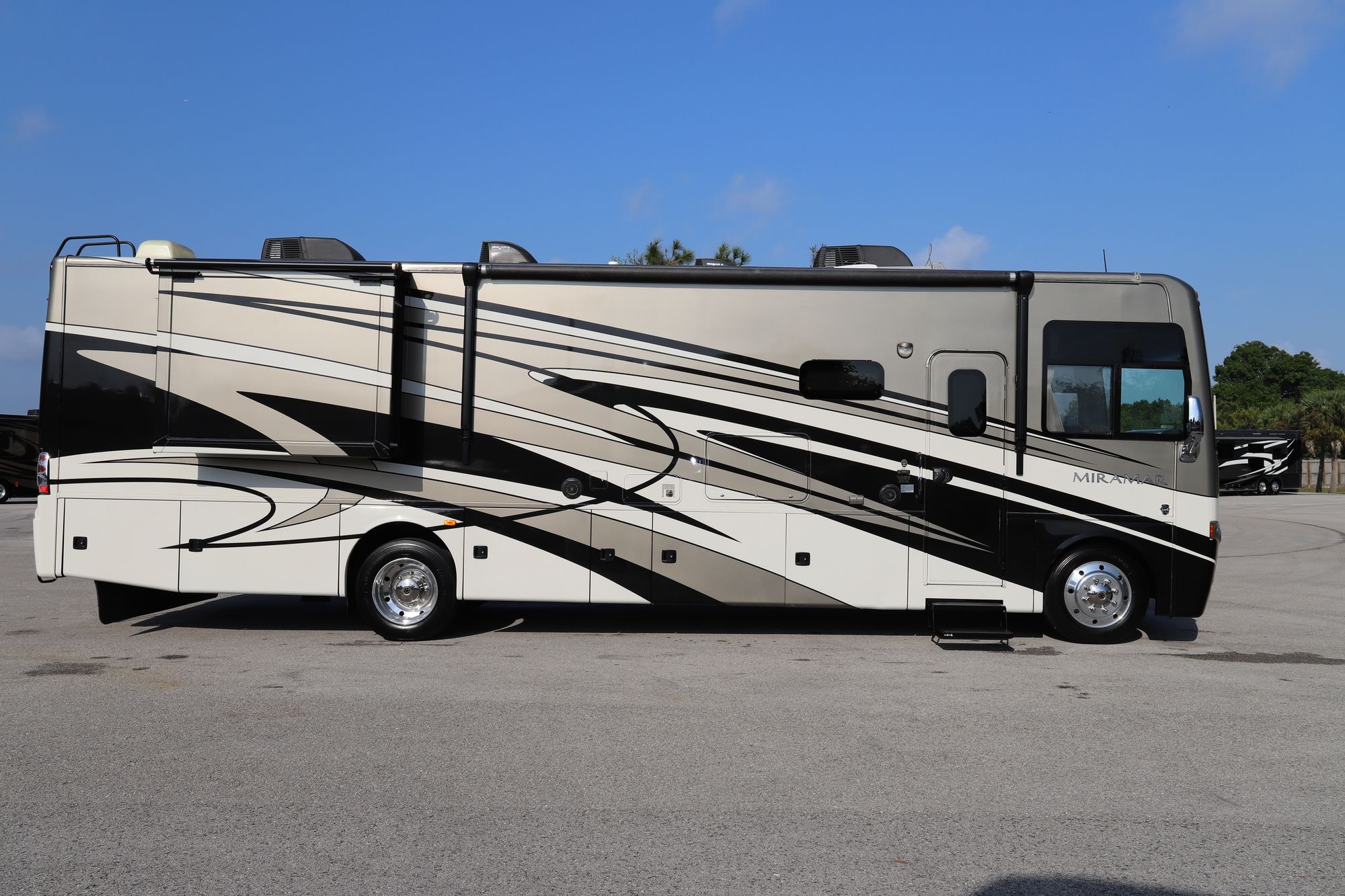 Used 2015 Thor Miramar 34.1 Class A  For Sale