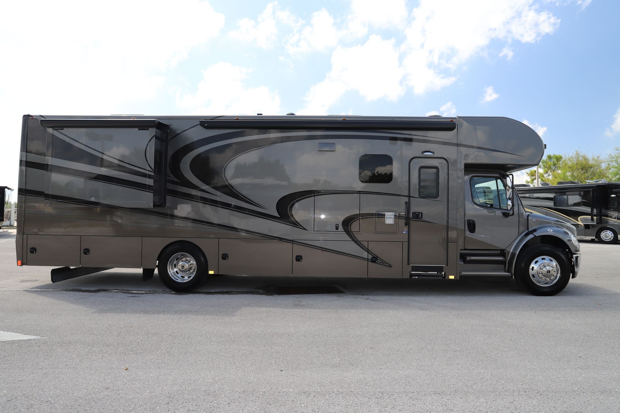 Used 2019 Renegade Rv Valencia 38RW Super C  For Sale