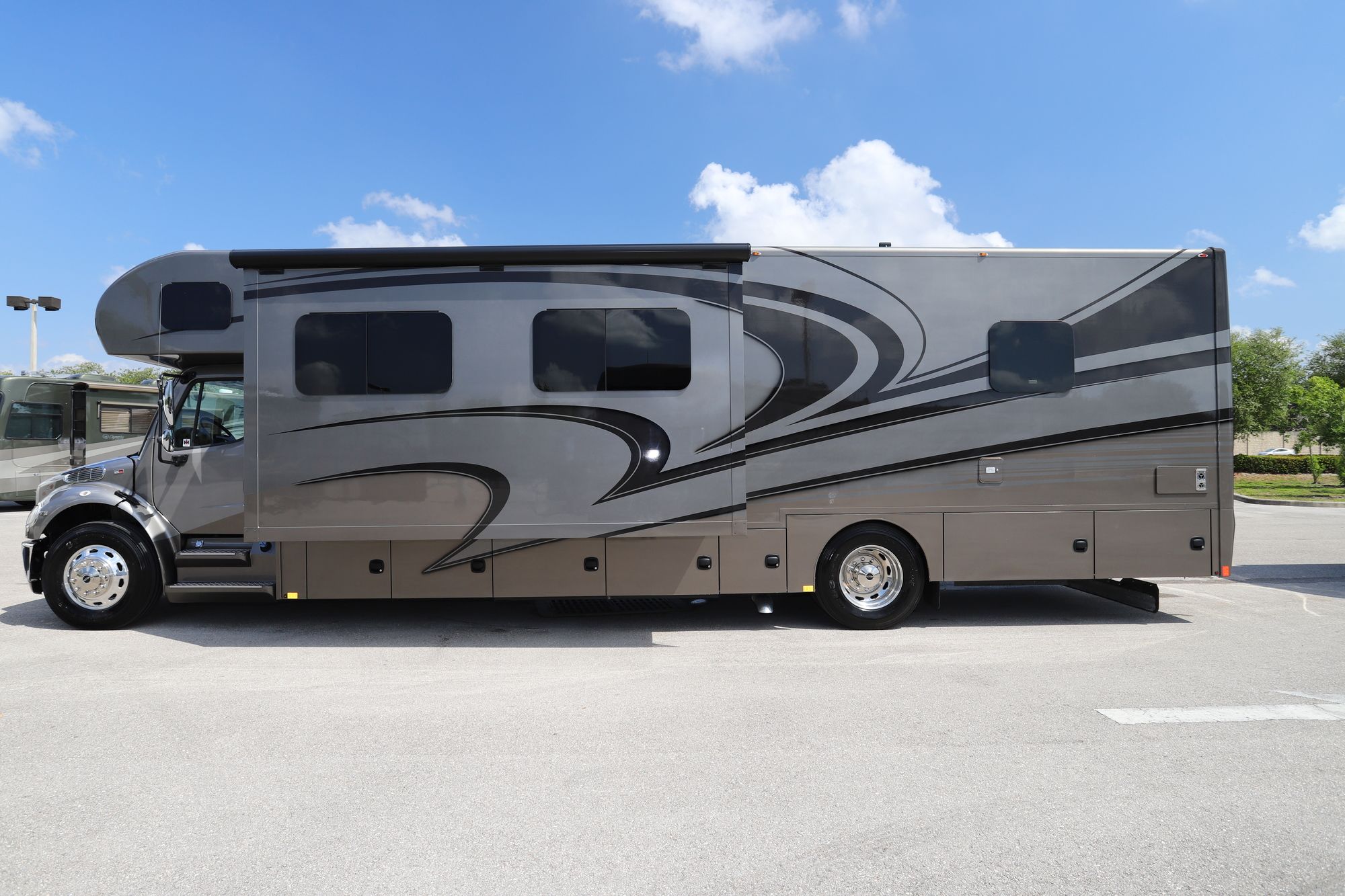 Used 2019 Renegade Rv Valencia 38RW Super C  For Sale