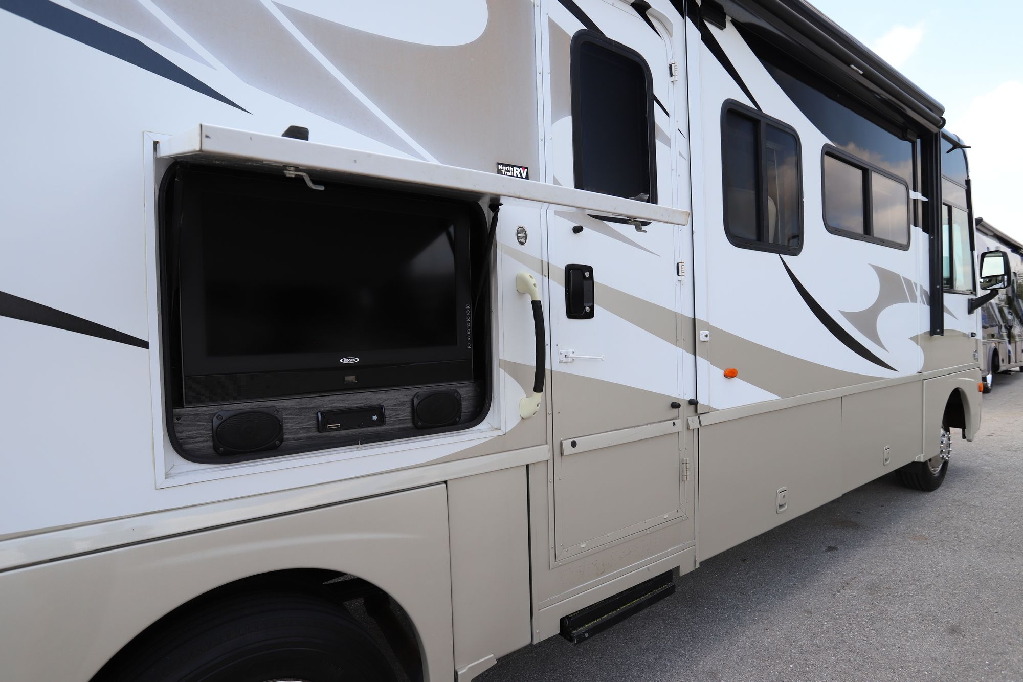 Used 2011 Winnebago Sightseer 33C Class A  For Sale