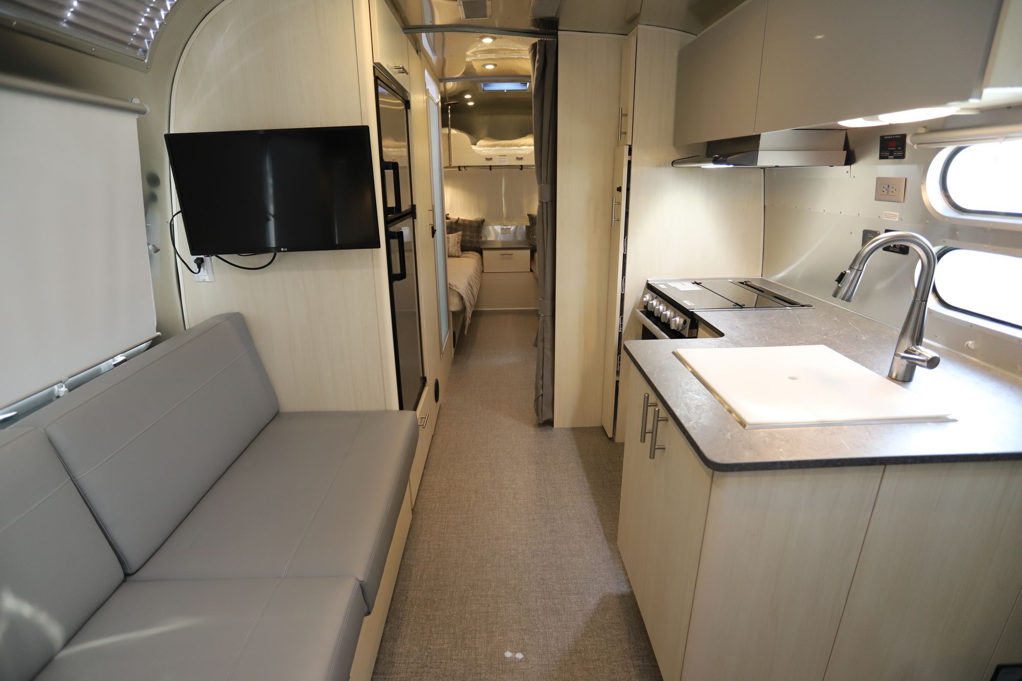 New 2021 Airstream Flying Cloud 25FB Travel Trailer  For Sale