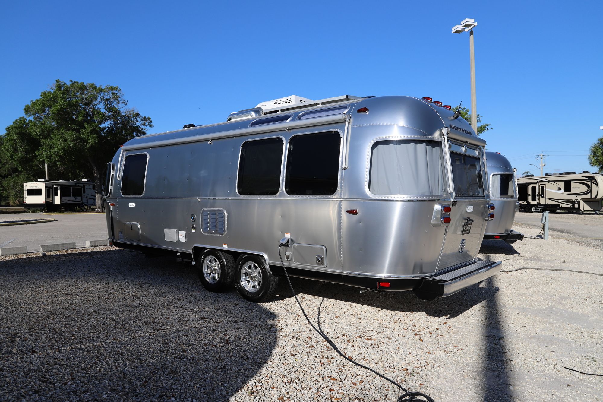 New 2021 Airstream Flying Cloud 25FB Travel Trailer  For Sale