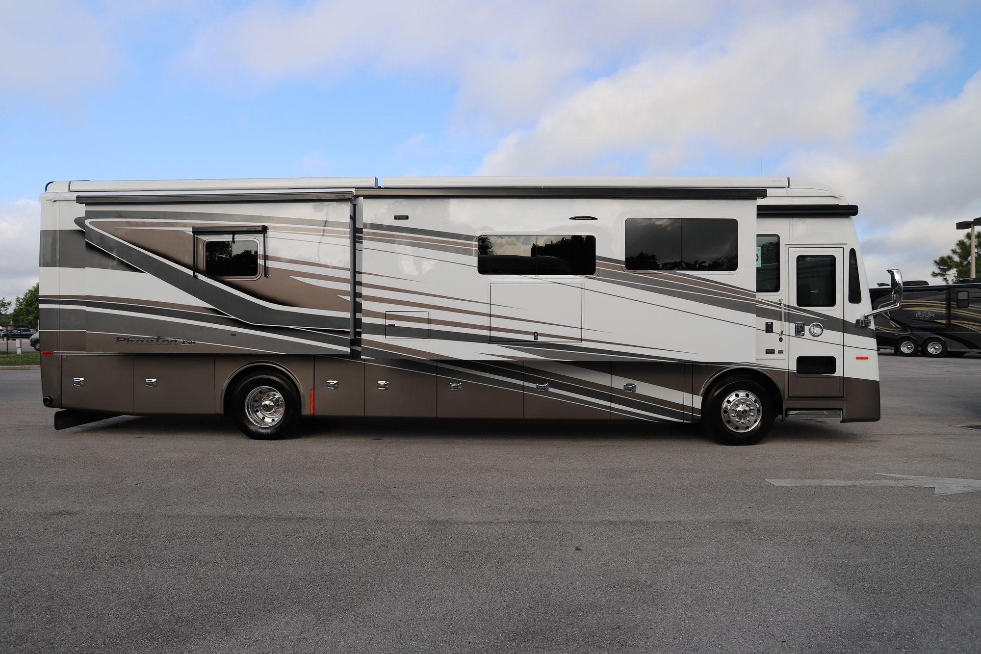 New 2021 Tiffin Motor Homes Phaeton 40IH Class A  For Sale