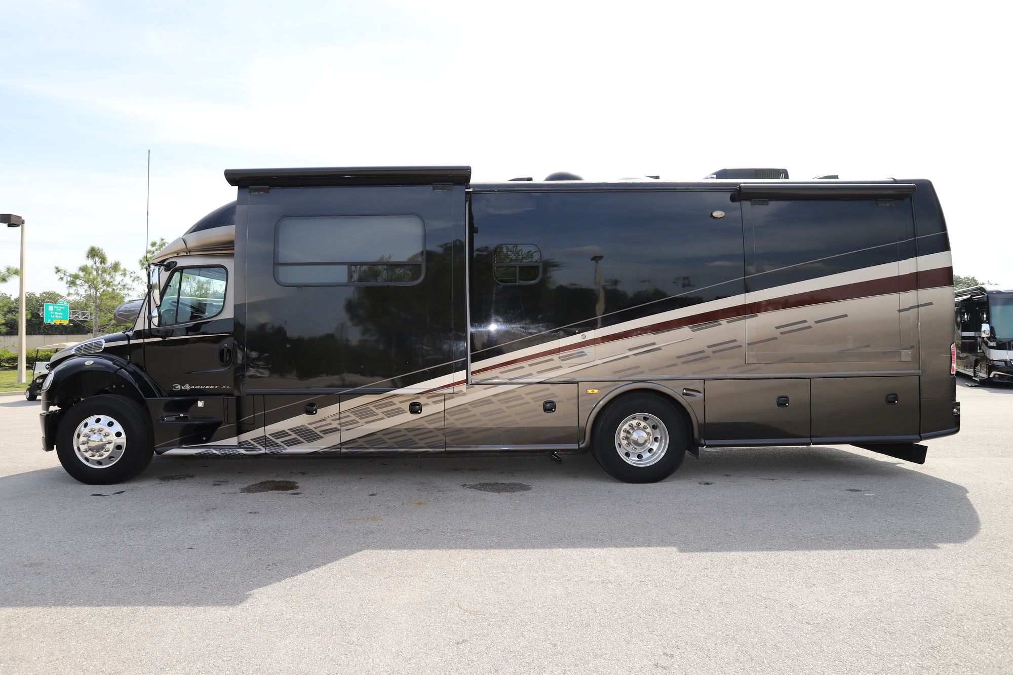 Used 2013 Dynamax Dynaquest 340XL Super C  For Sale