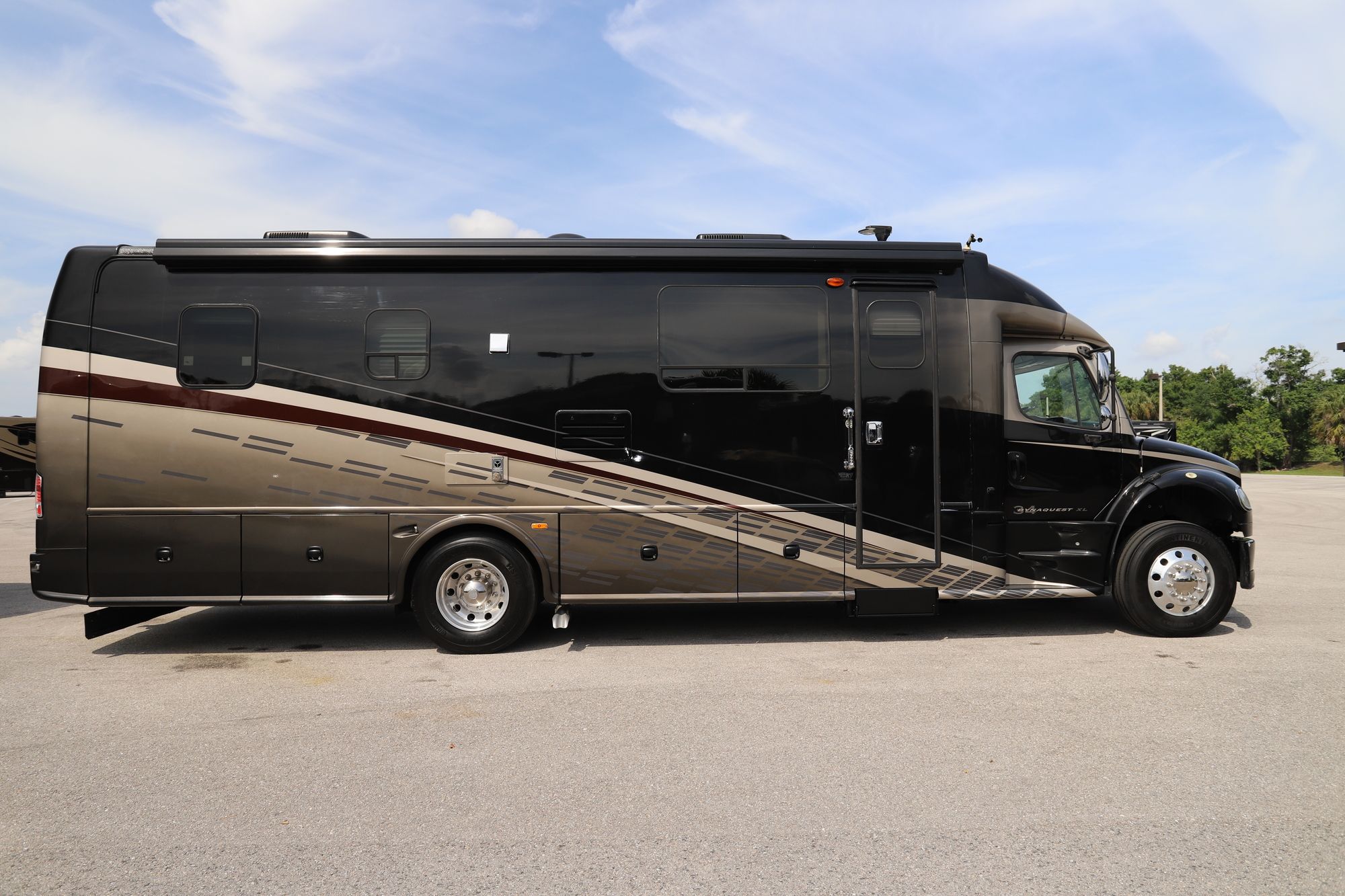 Used 2013 Dynamax Dynaquest 340XL Super C  For Sale