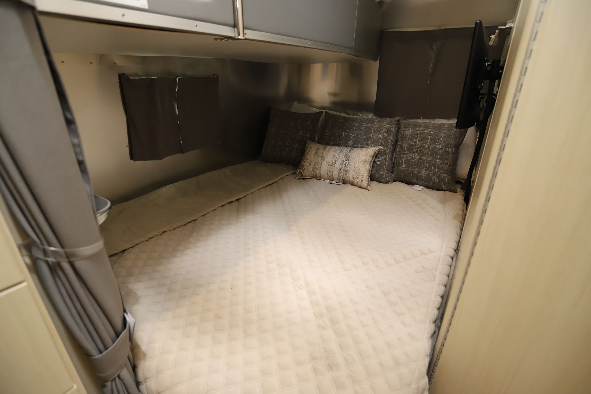 New 2021 Airstream Flying Cloud 30FB Travel Trailer  For Sale