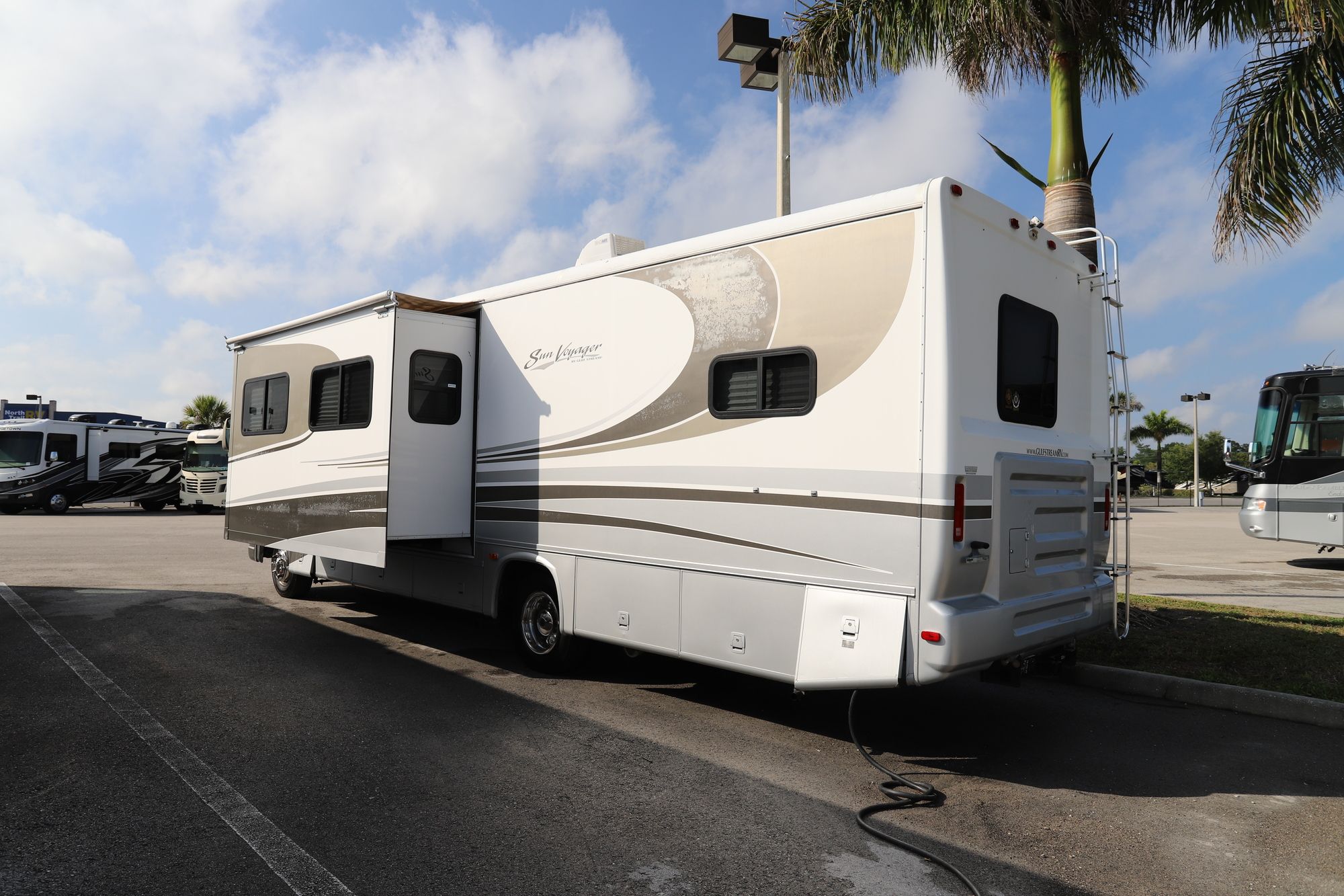 Used 2004 Gulf Stream Sun Voyager 8335 Class A  For Sale
