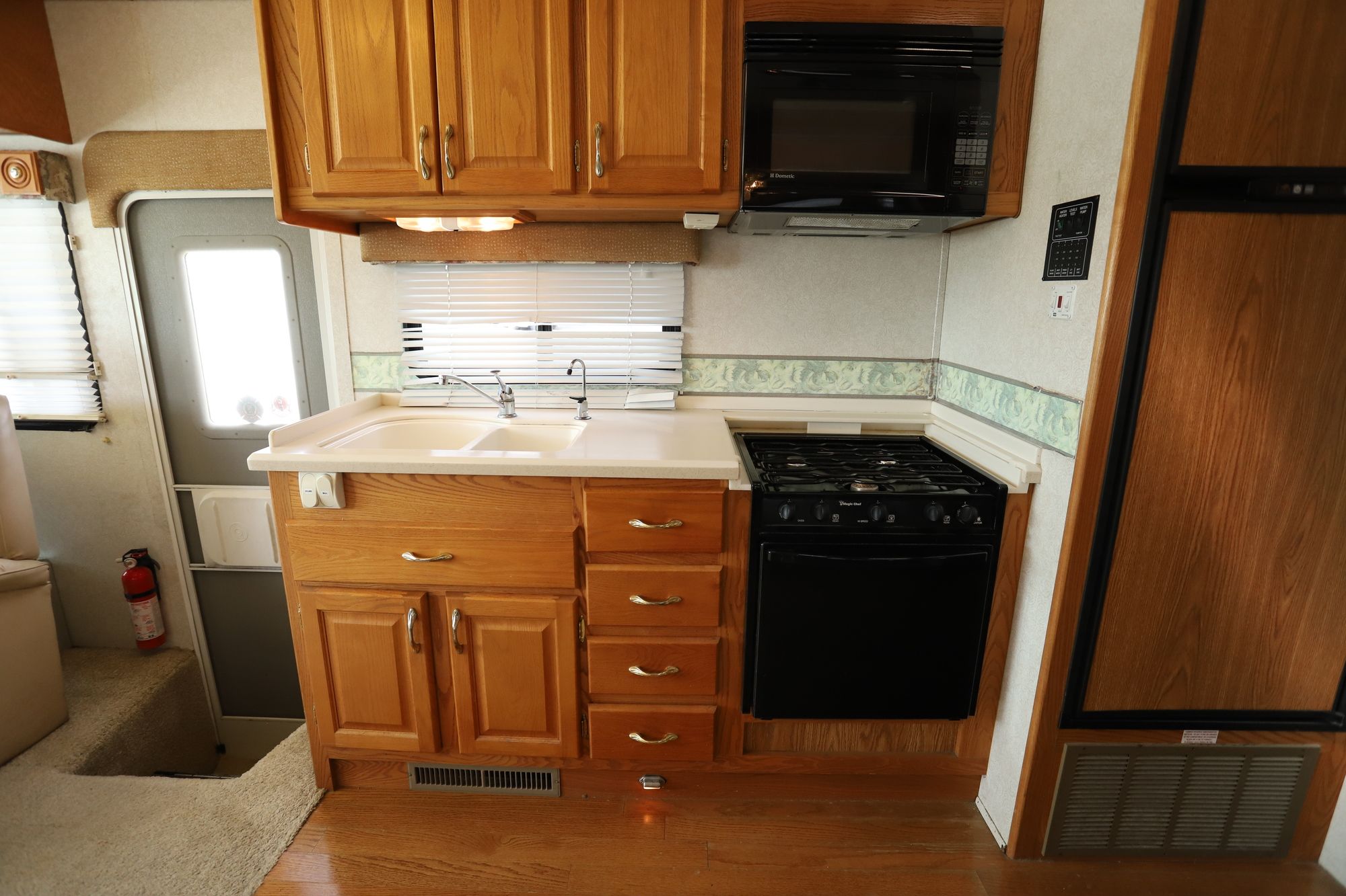 Used 2004 Gulf Stream Sun Voyager 8335 Class A  For Sale