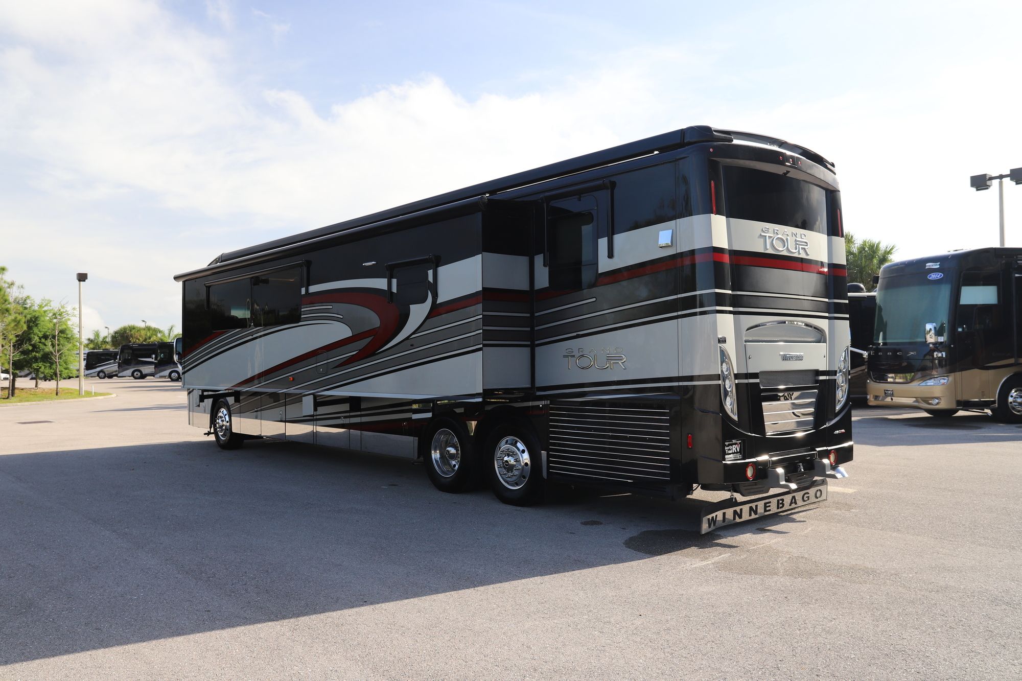 Used 2017 Winnebago Grand Tour 42QL Class A  For Sale