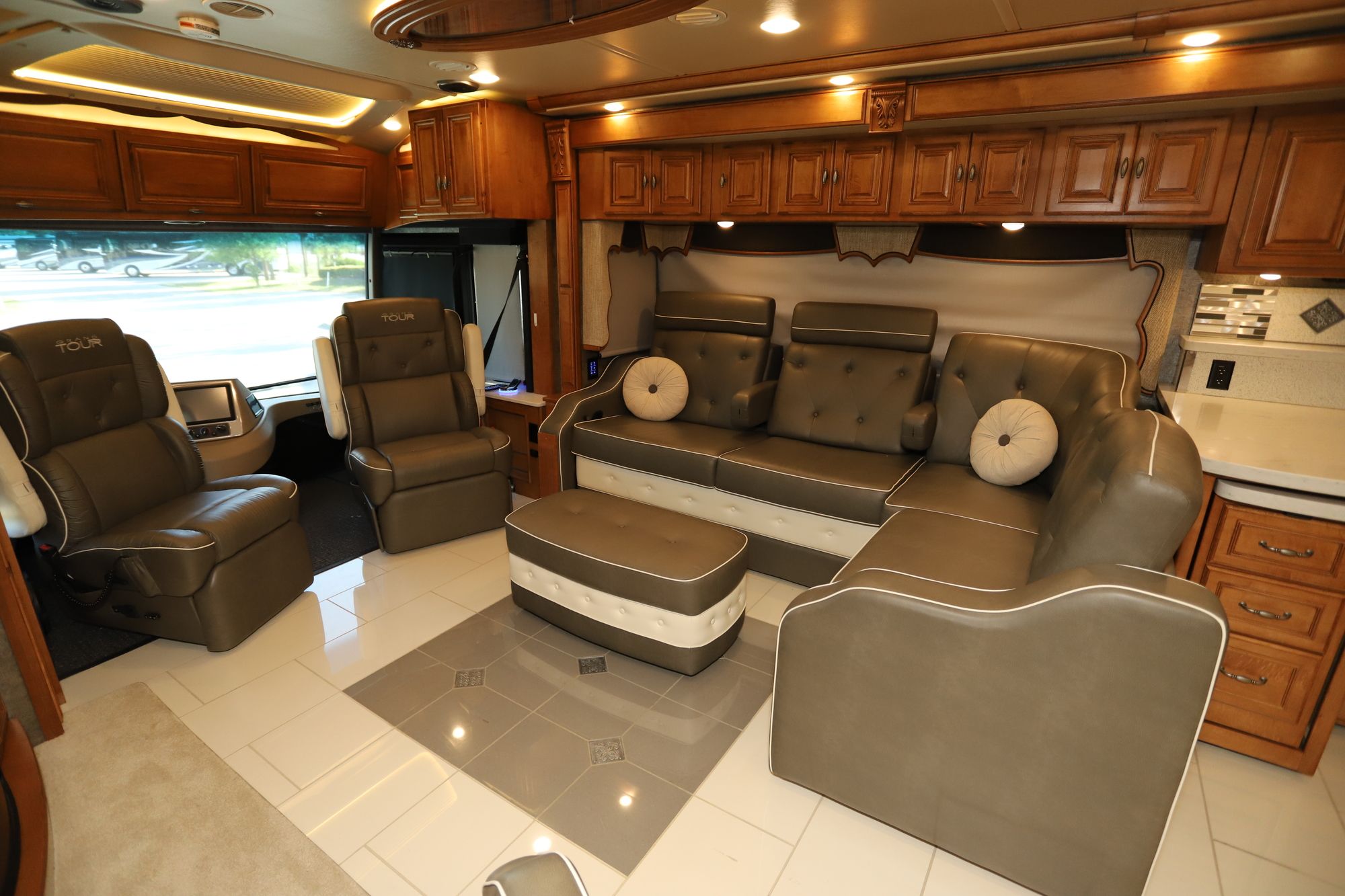 Used 2017 Winnebago Grand Tour 42QL Class A  For Sale