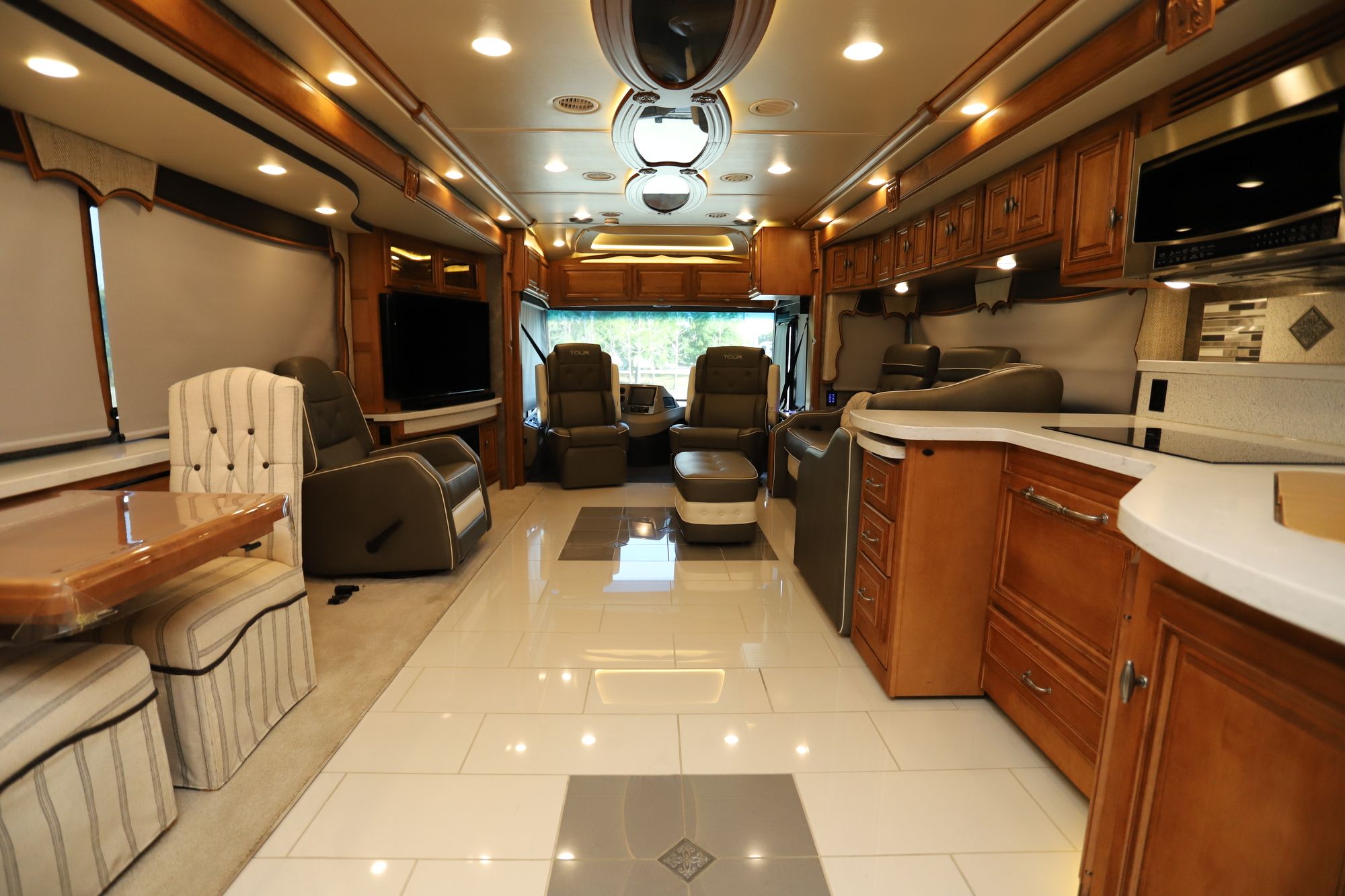 Used 2017 Winnebago Grand Tour 42QL Class A  For Sale