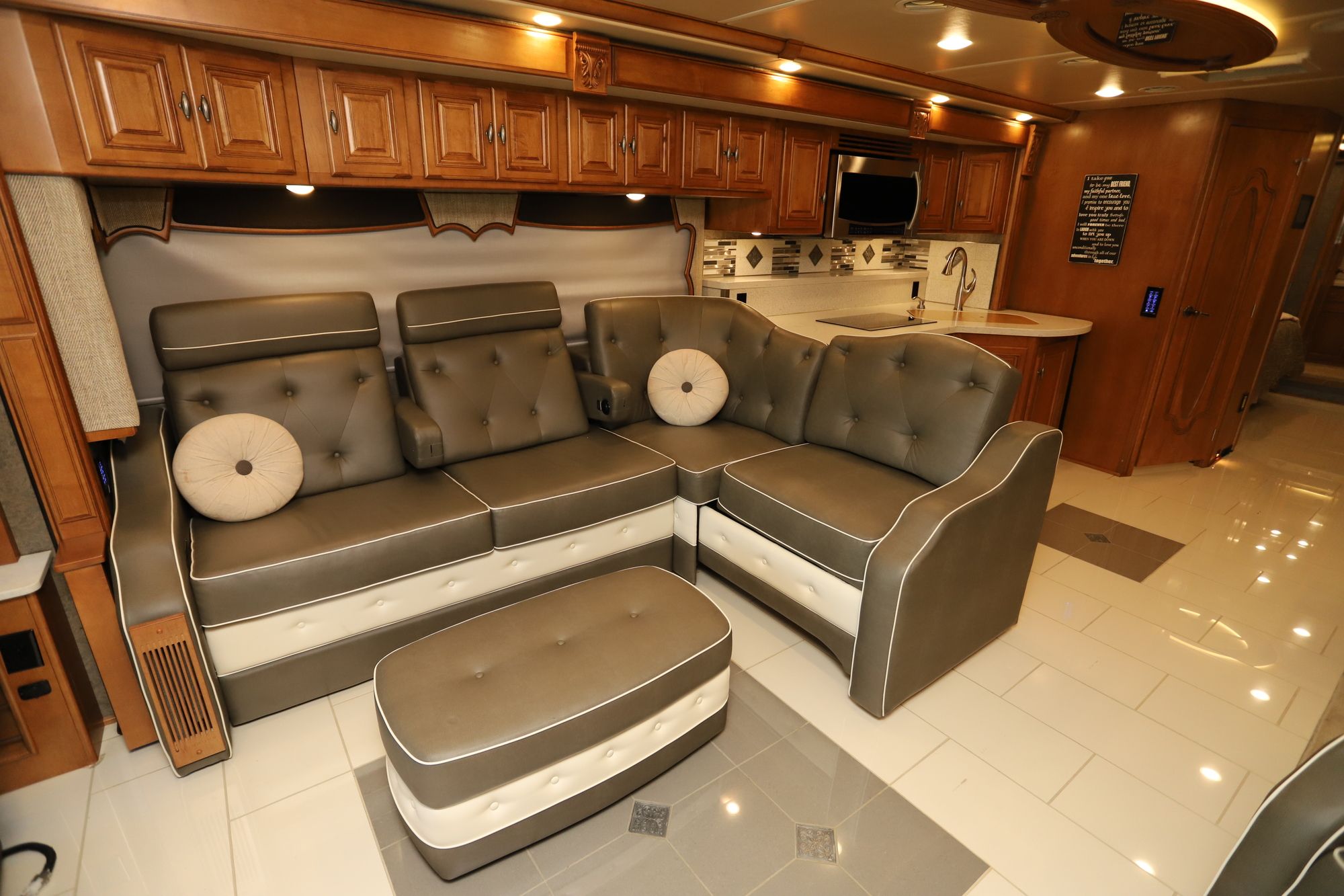 Used 2017 Winnebago Grand Tour 42QL Class A  For Sale