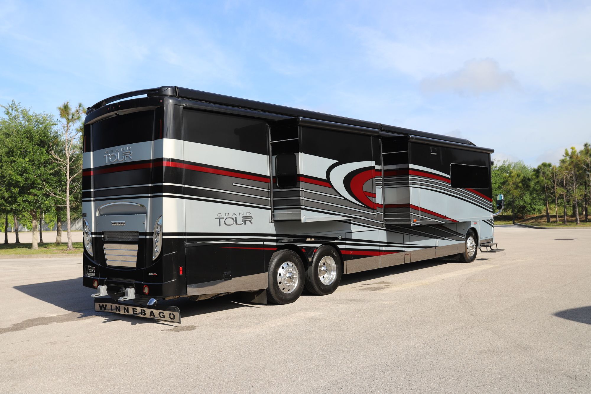 Used 2017 Winnebago Grand Tour 42QL Class A  For Sale