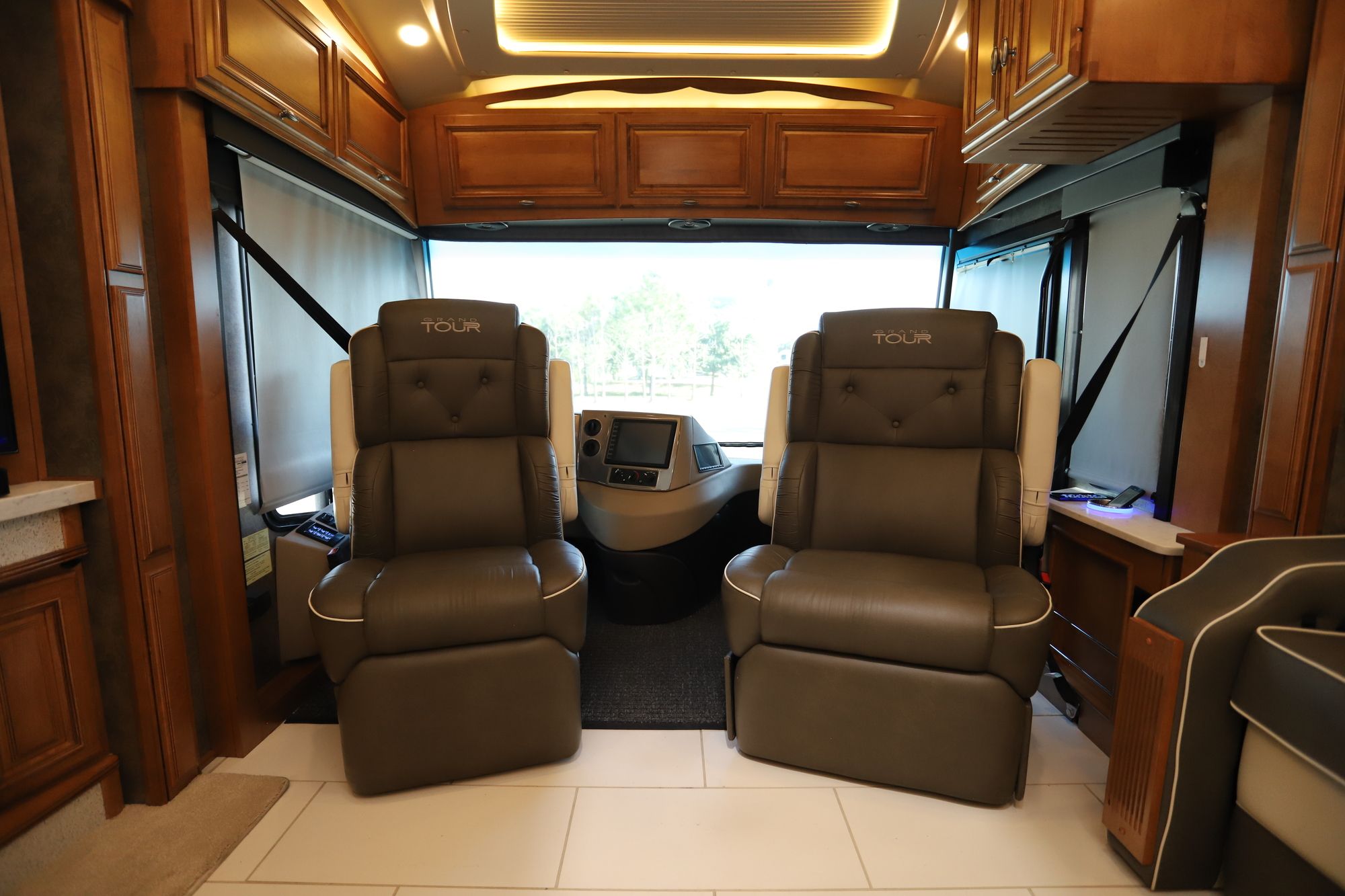 Used 2017 Winnebago Grand Tour 42QL Class A  For Sale