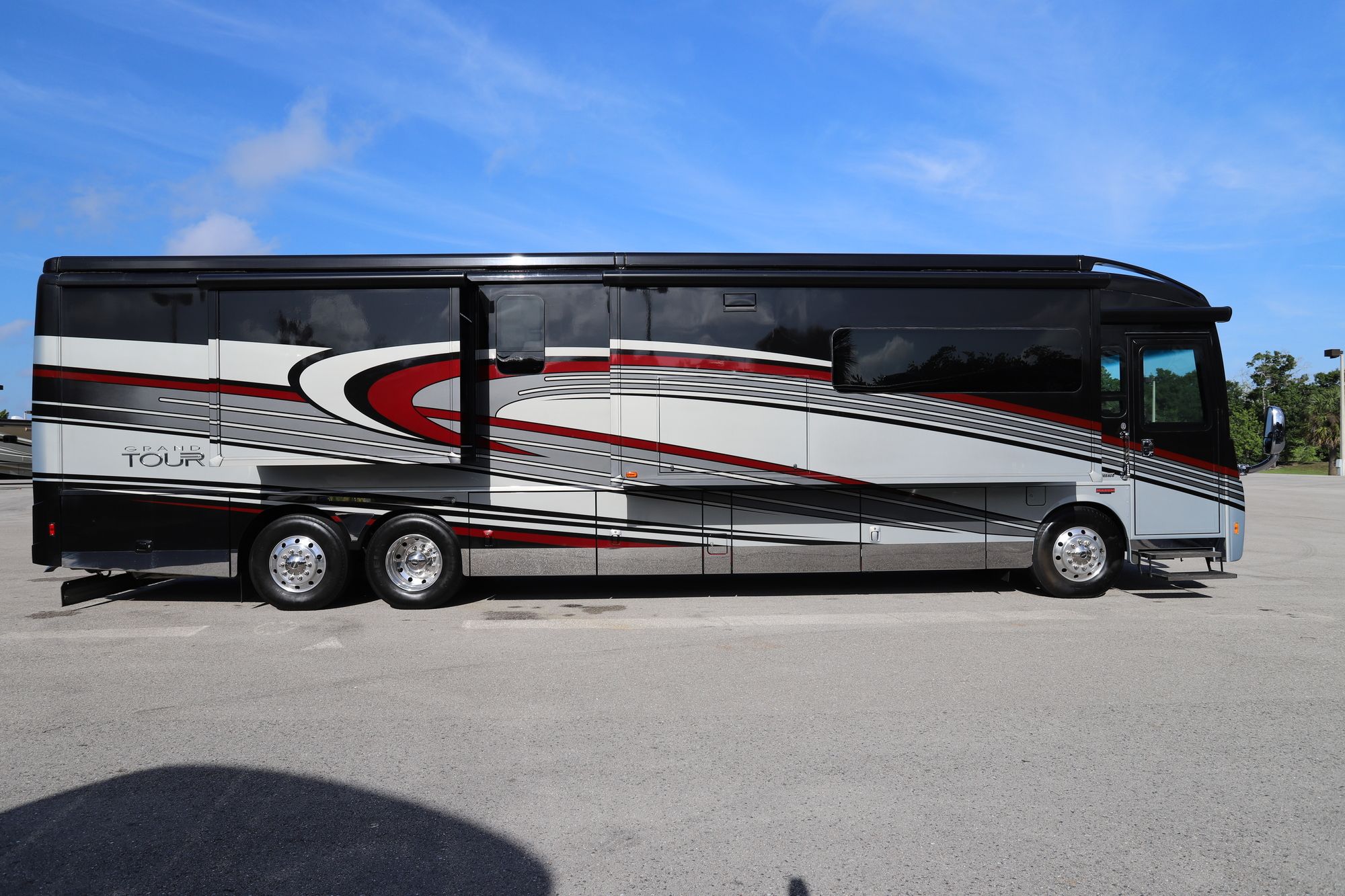 Used 2017 Winnebago Grand Tour 42QL Class A  For Sale