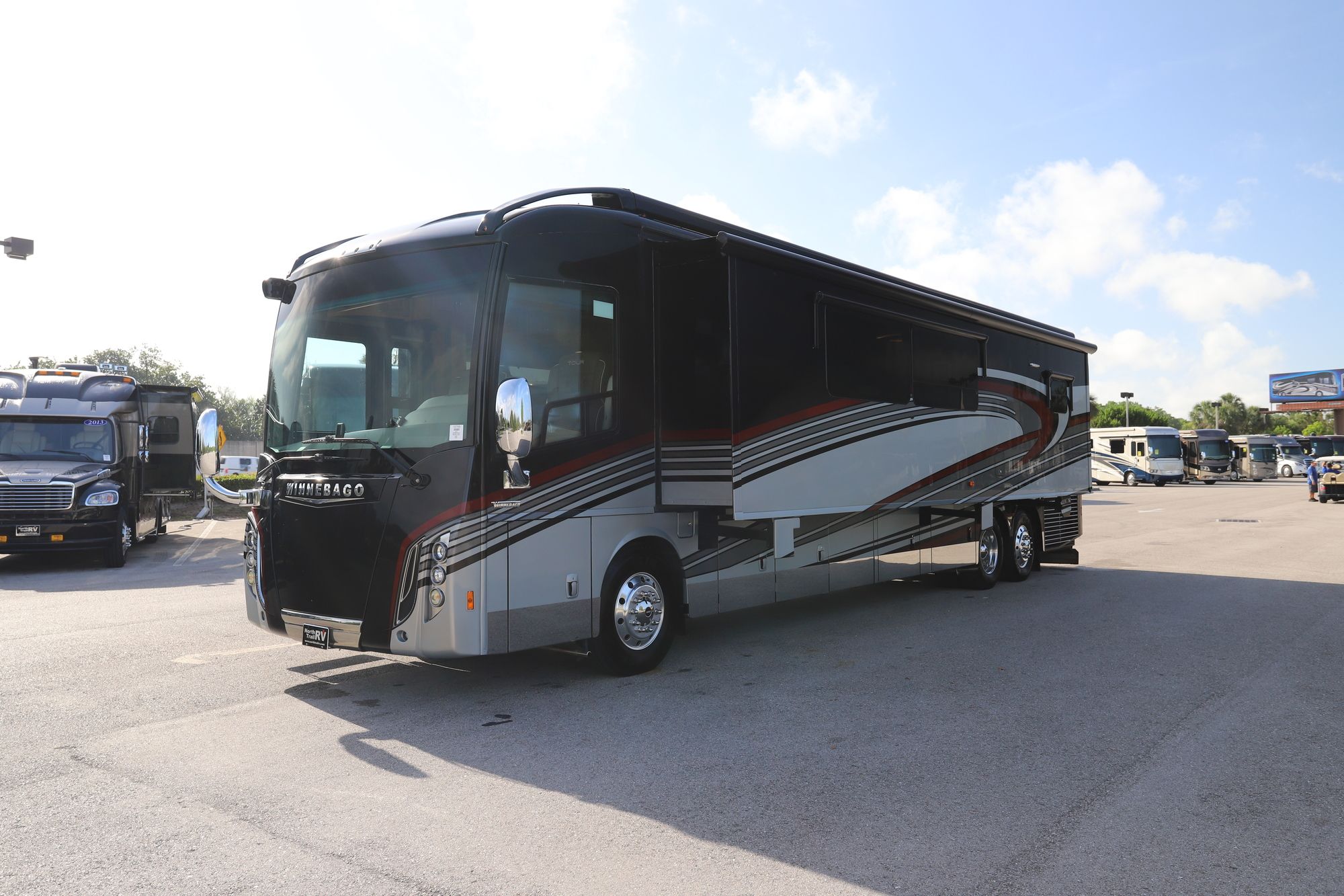 Used 2017 Winnebago Grand Tour 42QL Class A  For Sale