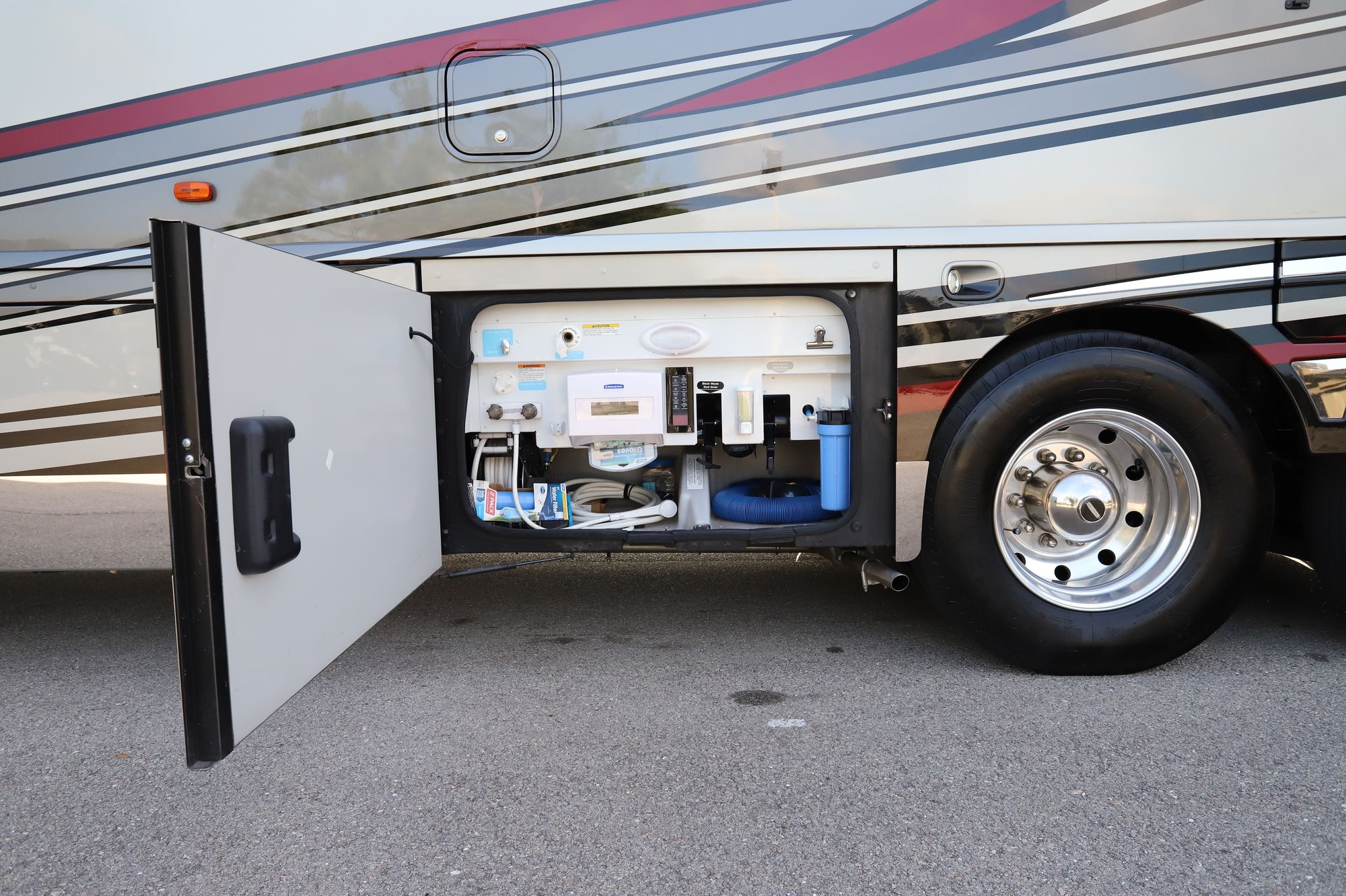 Used 2017 Winnebago Grand Tour 42QL Class A  For Sale