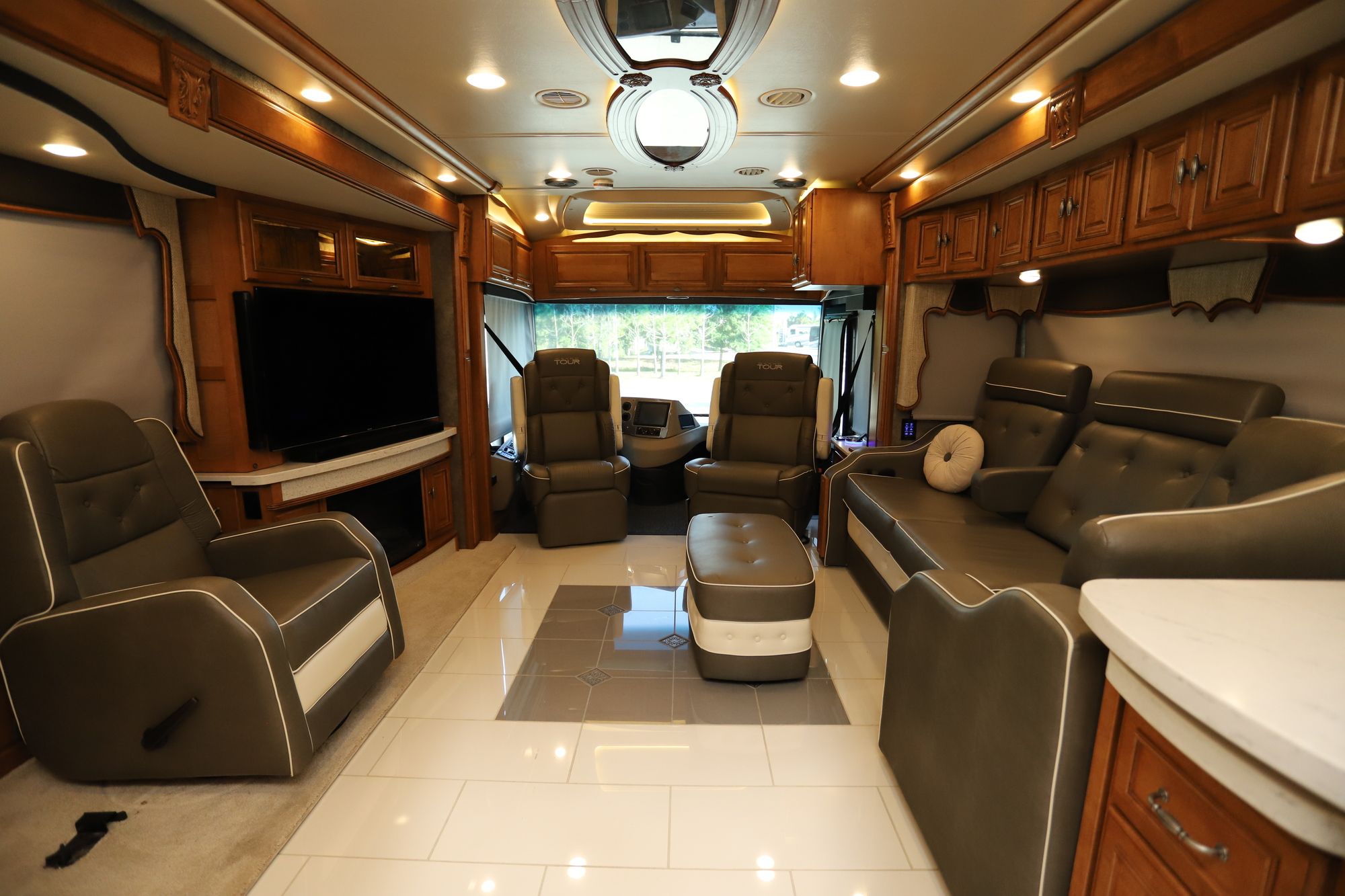 Used 2017 Winnebago Grand Tour 42QL Class A  For Sale