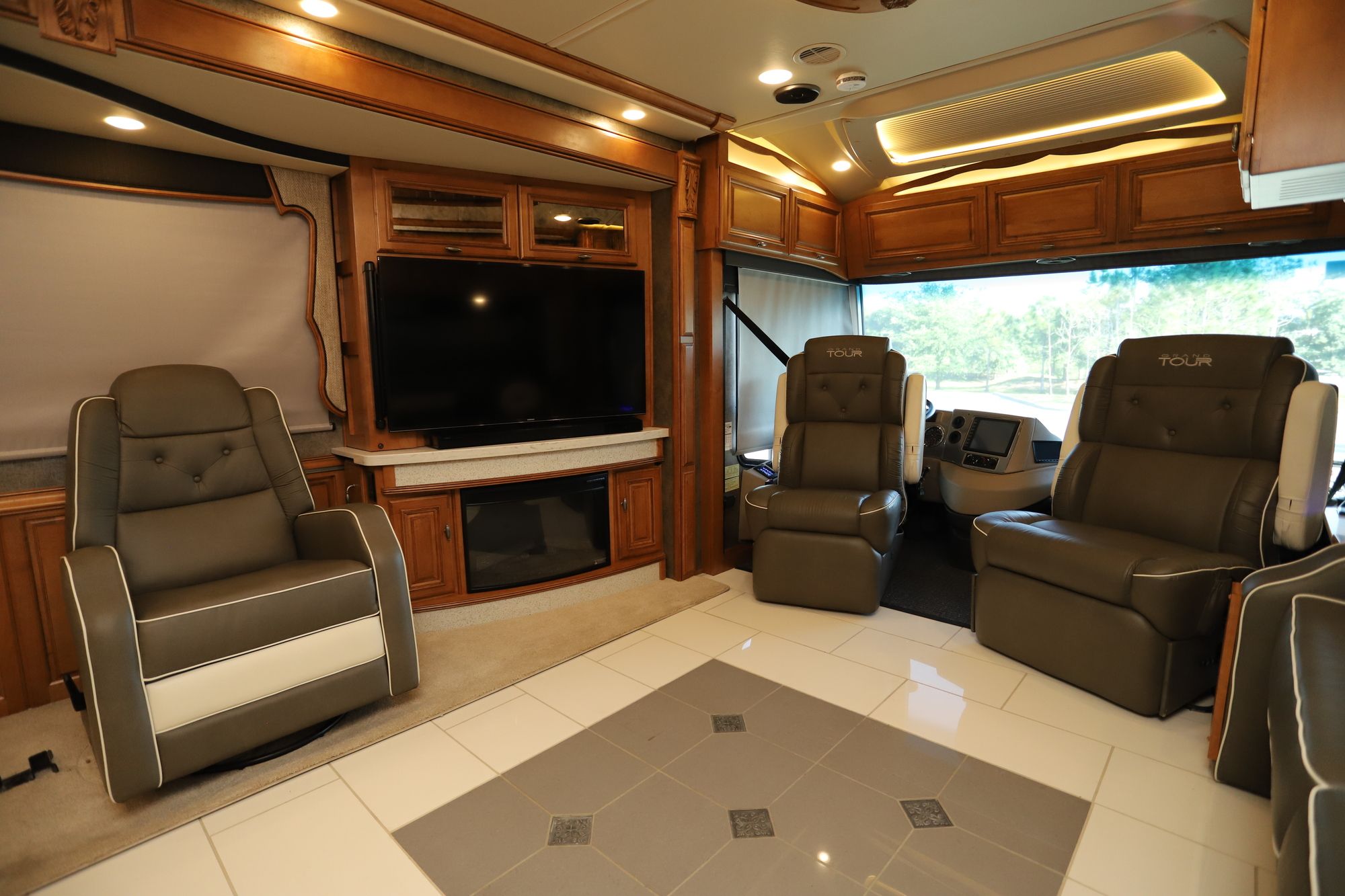 Used 2017 Winnebago Grand Tour 42QL Class A  For Sale