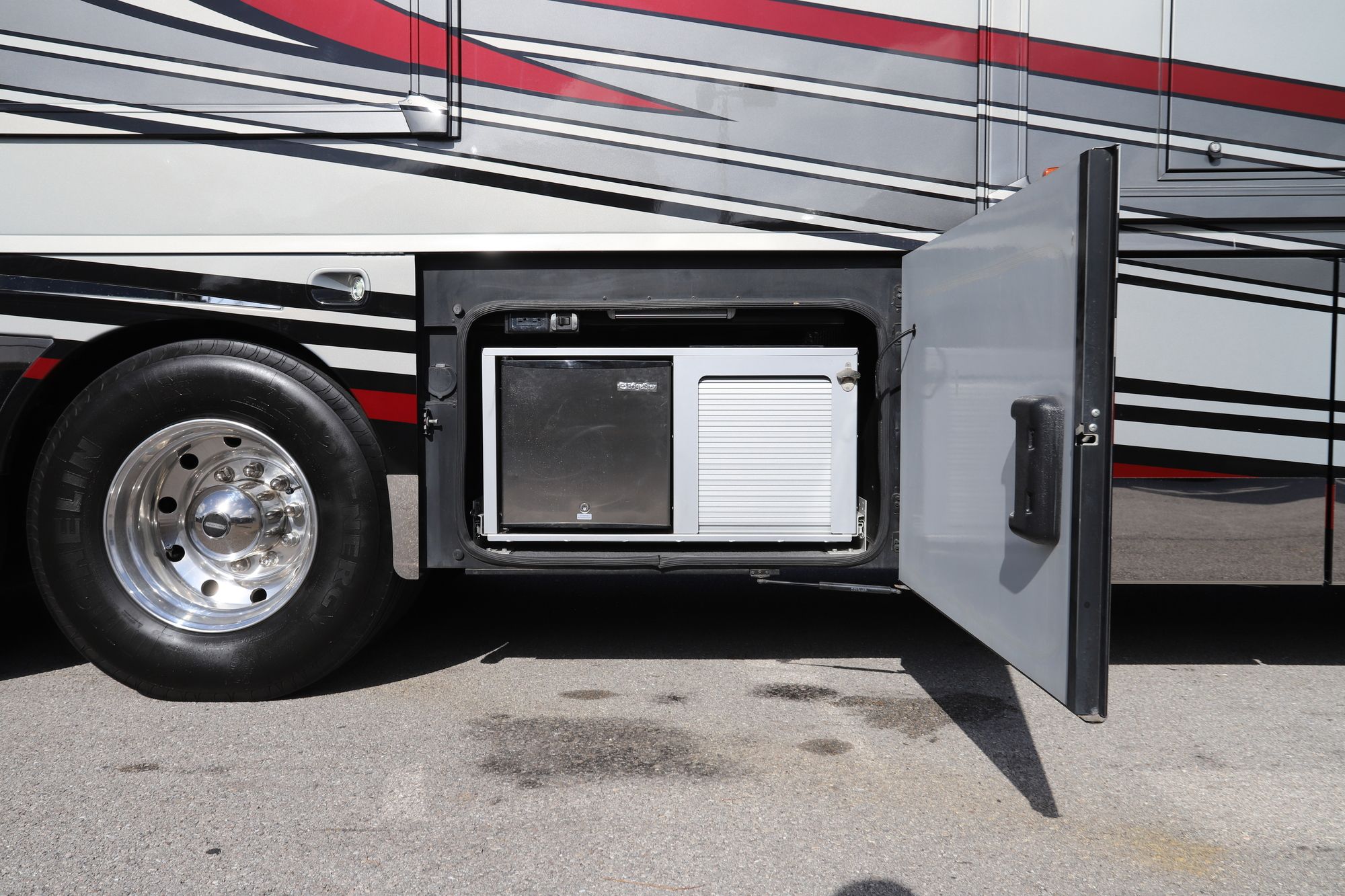 Used 2017 Winnebago Grand Tour 42QL Class A  For Sale