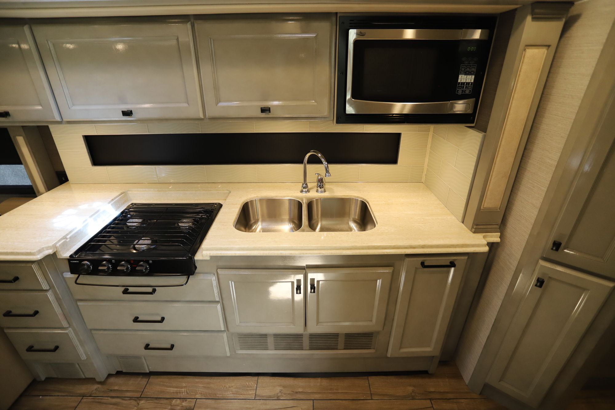 Used 2020 Tiffin Motor Homes Breeze 33BR Class A  For Sale
