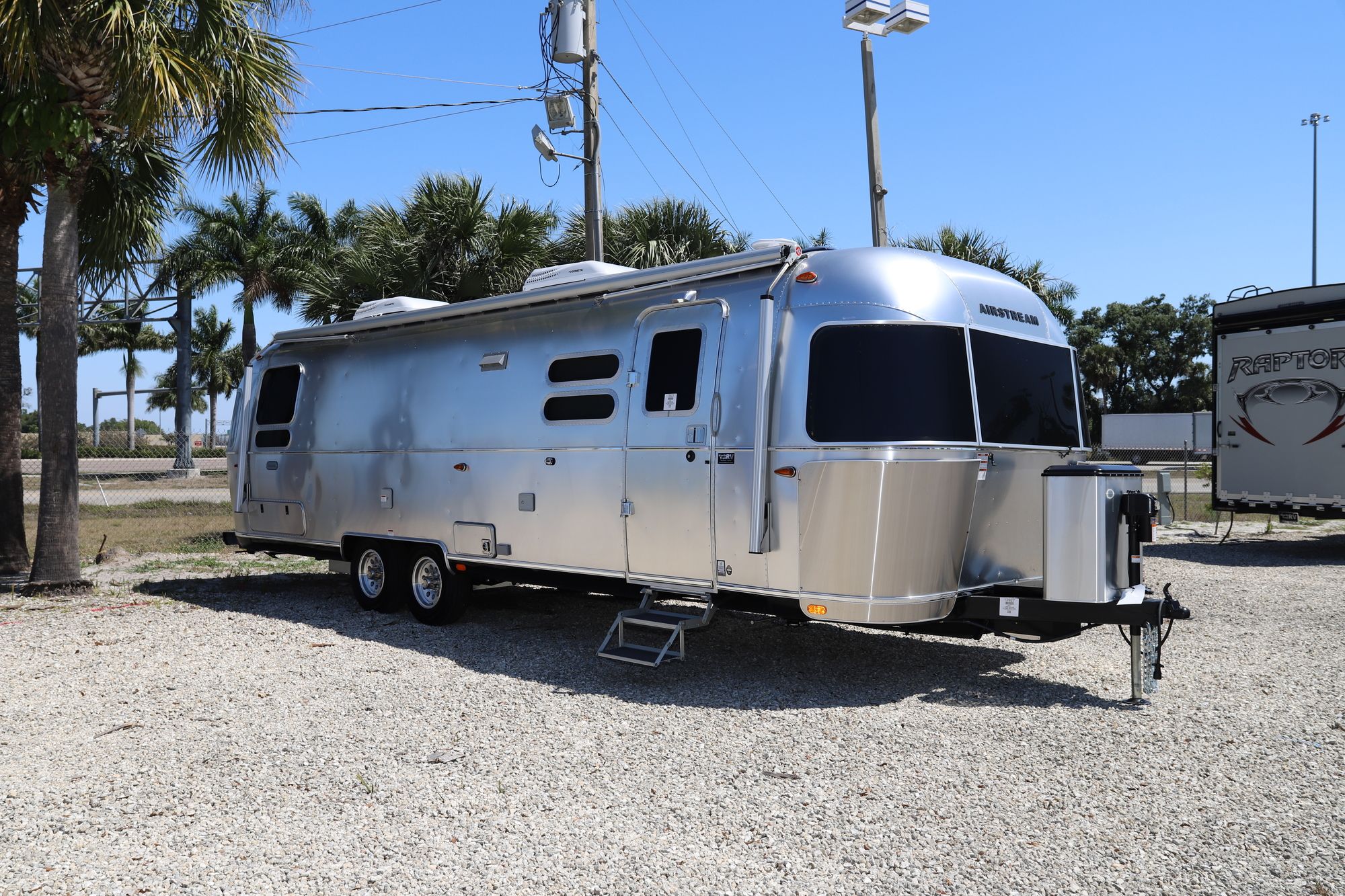 New 2021 Airstream Globetrotter 30RB Travel Trailer  For Sale