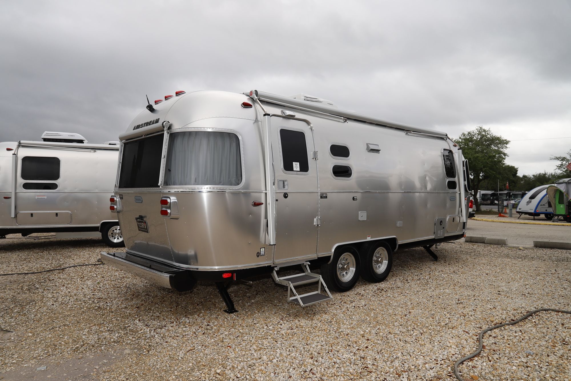 New 2021 Airstream Globetrotter 25FB Travel Trailer  For Sale