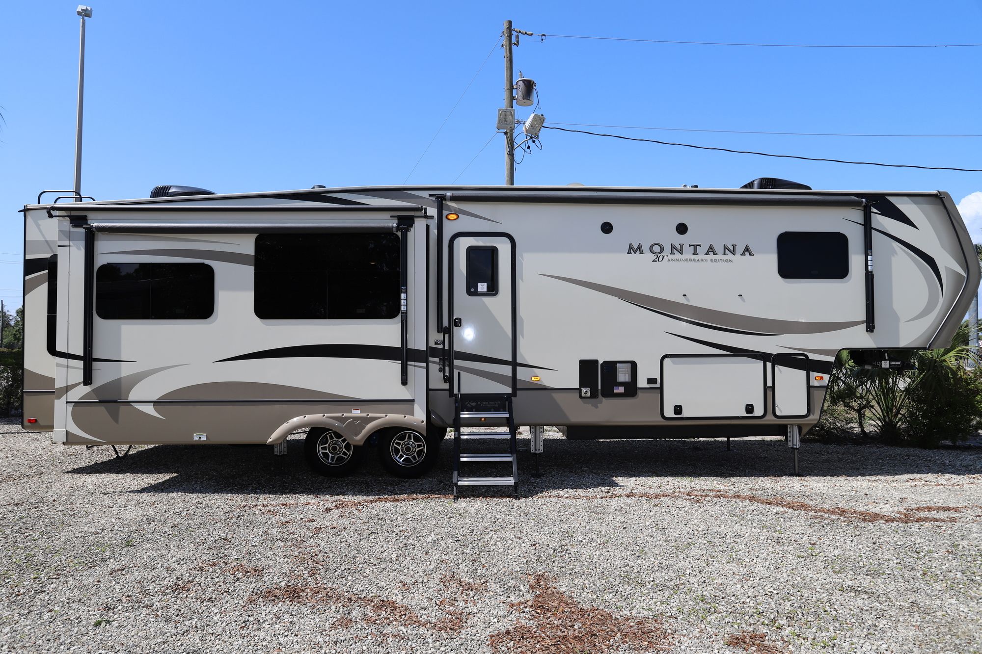 Used 2019 Keystone Montana 3721RL Fifth Wheel  For Sale