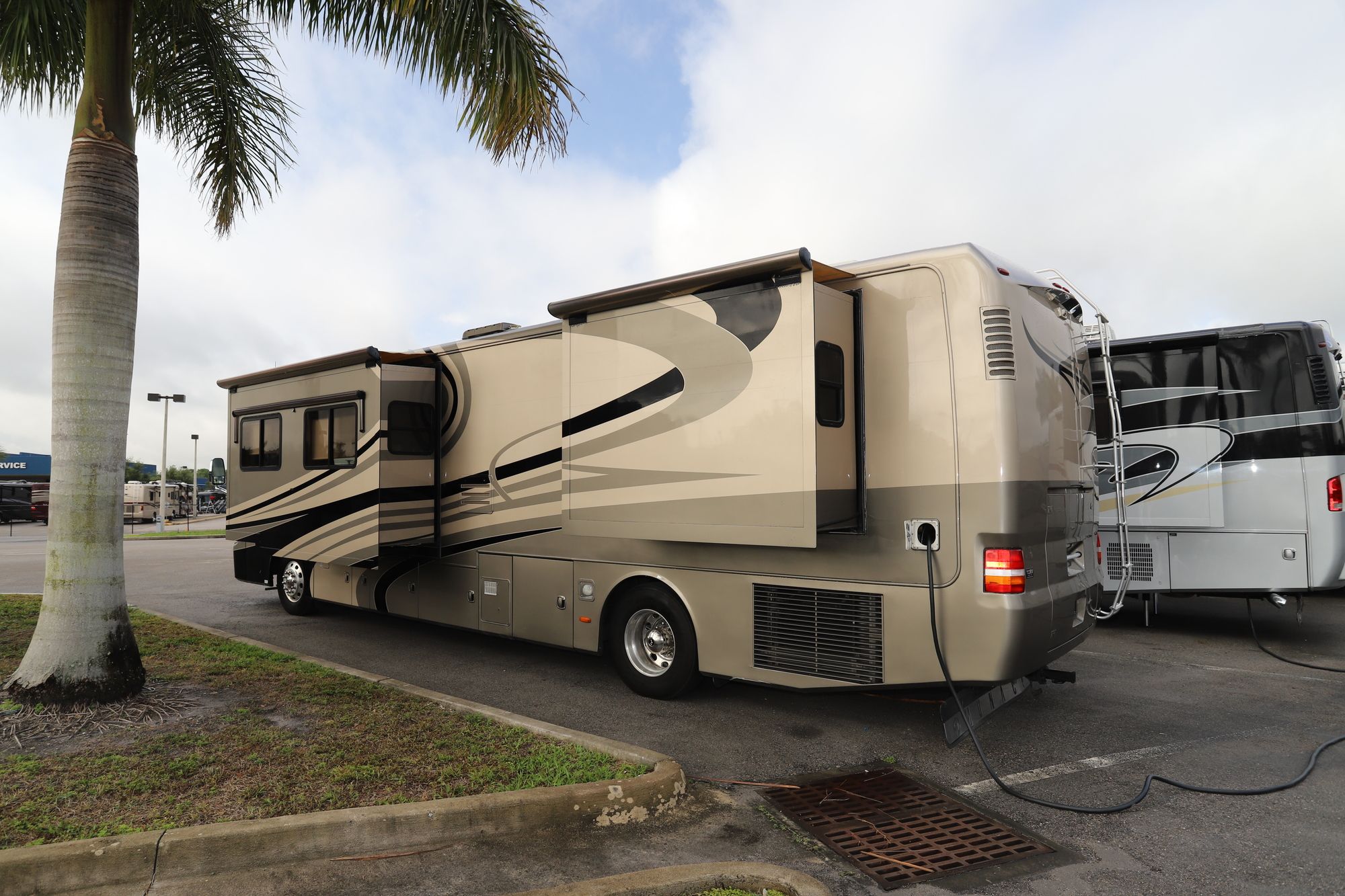 Used 2006 Monaco Camelot 40PDQ Class A  For Sale