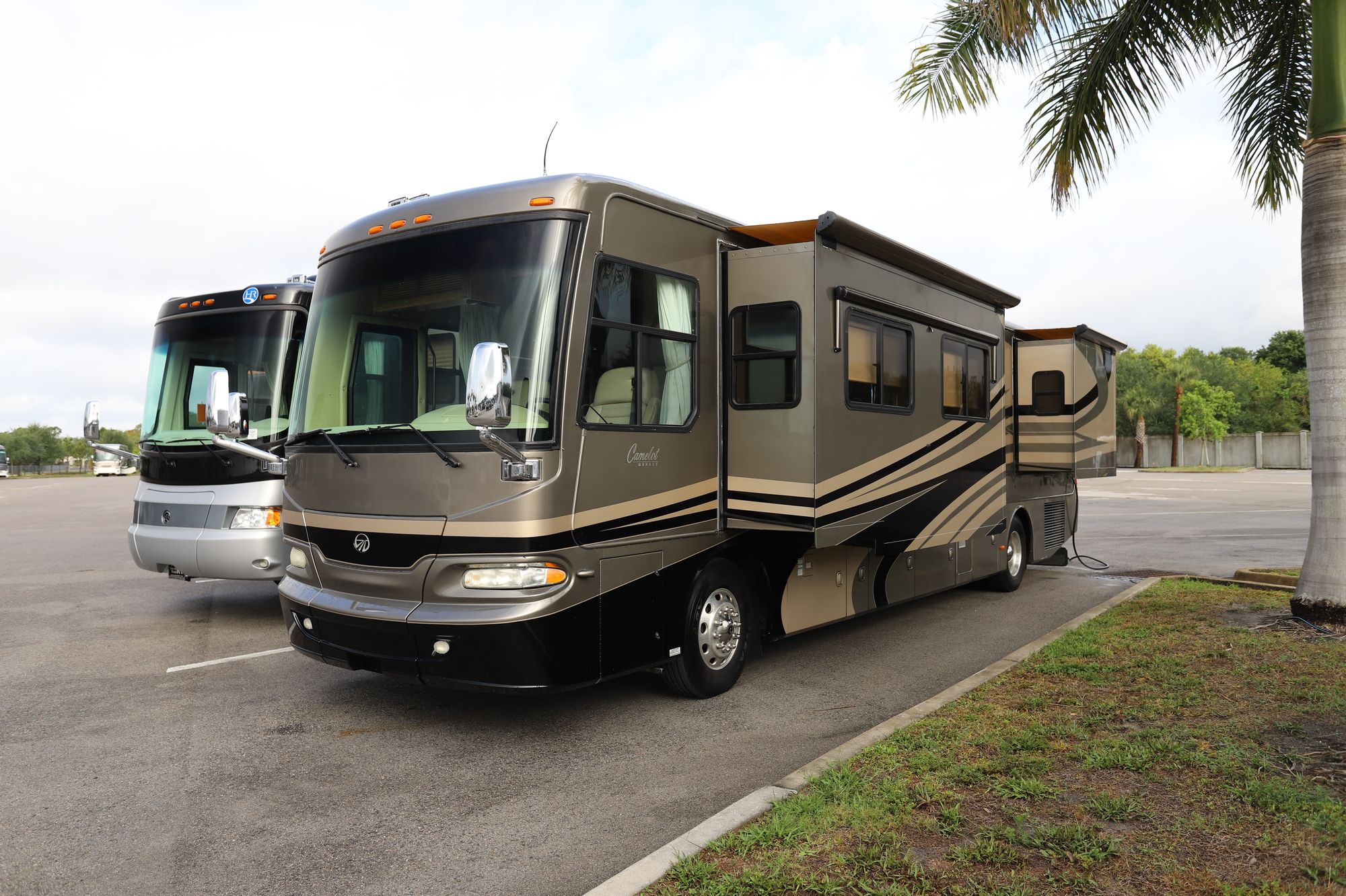 Used 2006 Monaco Camelot 40PDQ Class A  For Sale