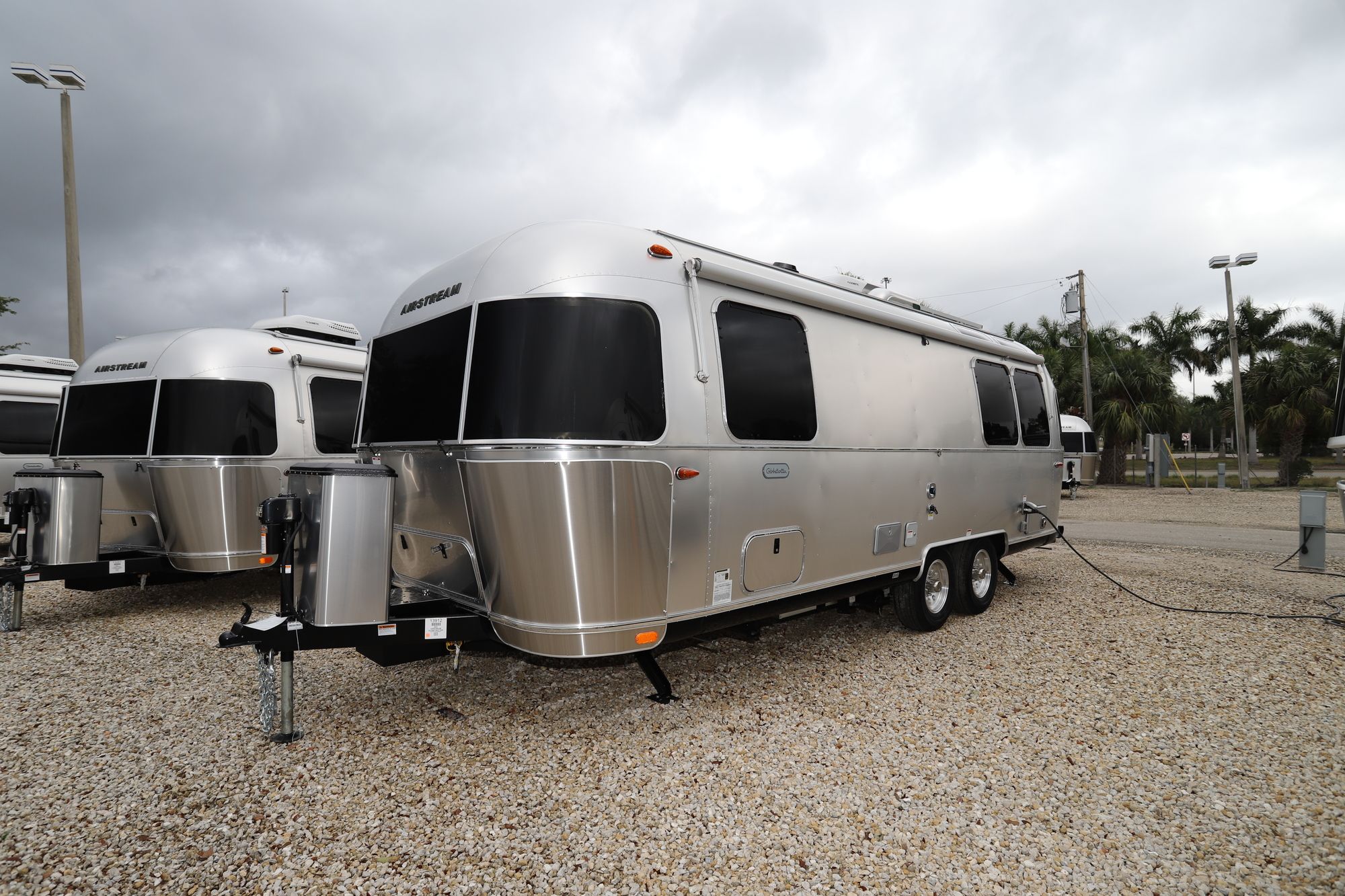 New 2021 Airstream Globetrotter 25FB Travel Trailer  For Sale