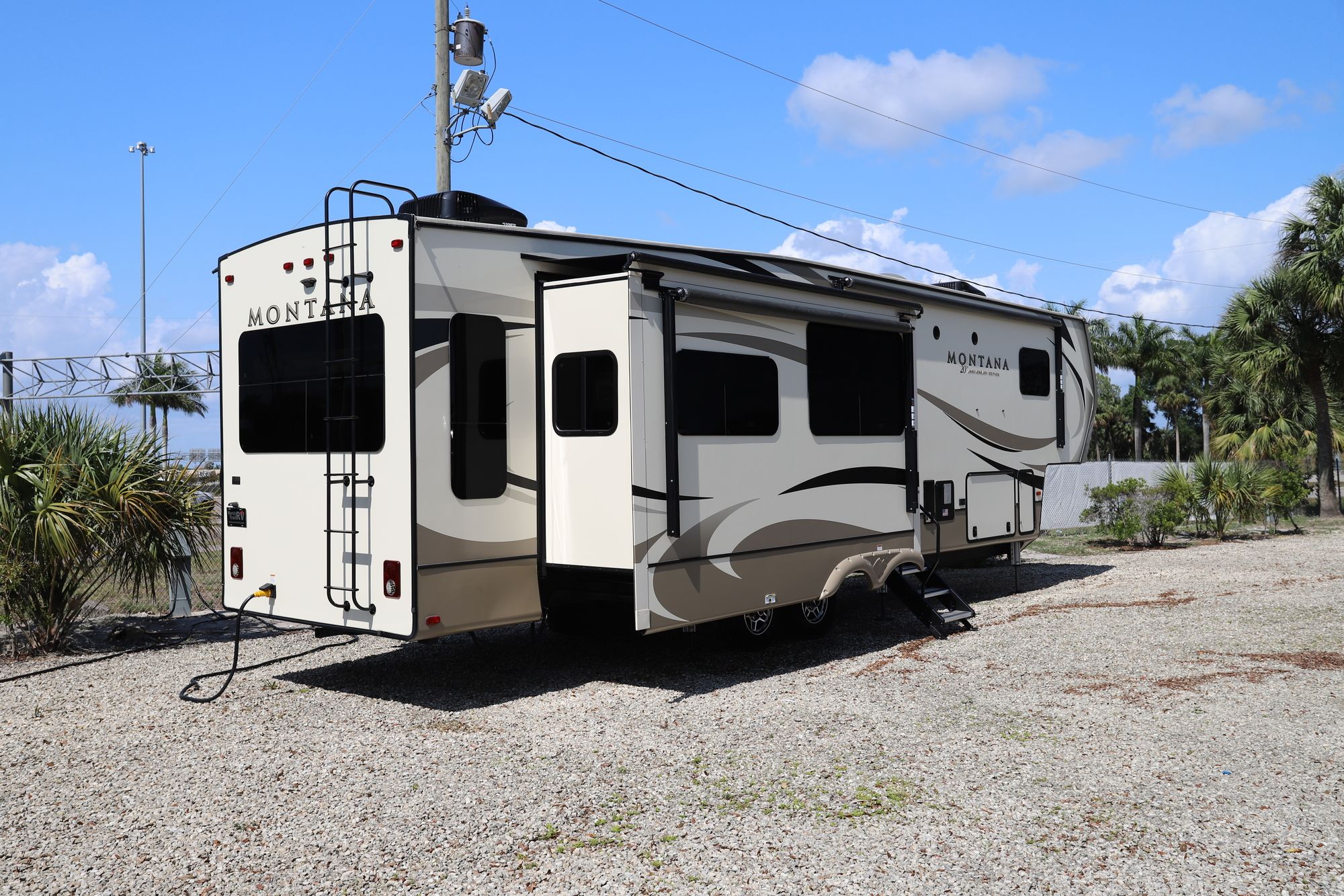 Used 2019 Keystone Montana 3721RL Fifth Wheel  For Sale