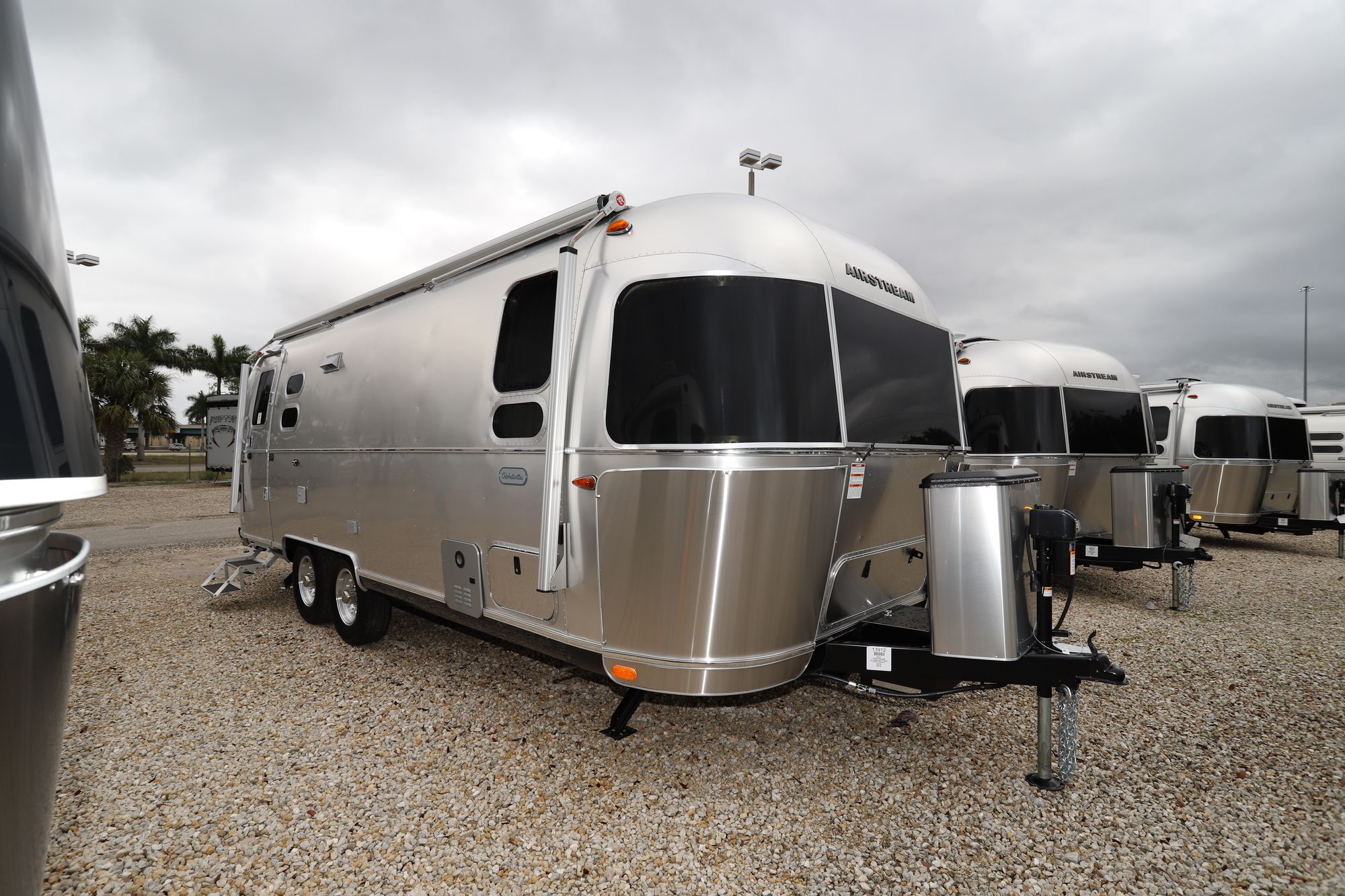 New 2021 Airstream Globetrotter 25FB Travel Trailer  For Sale