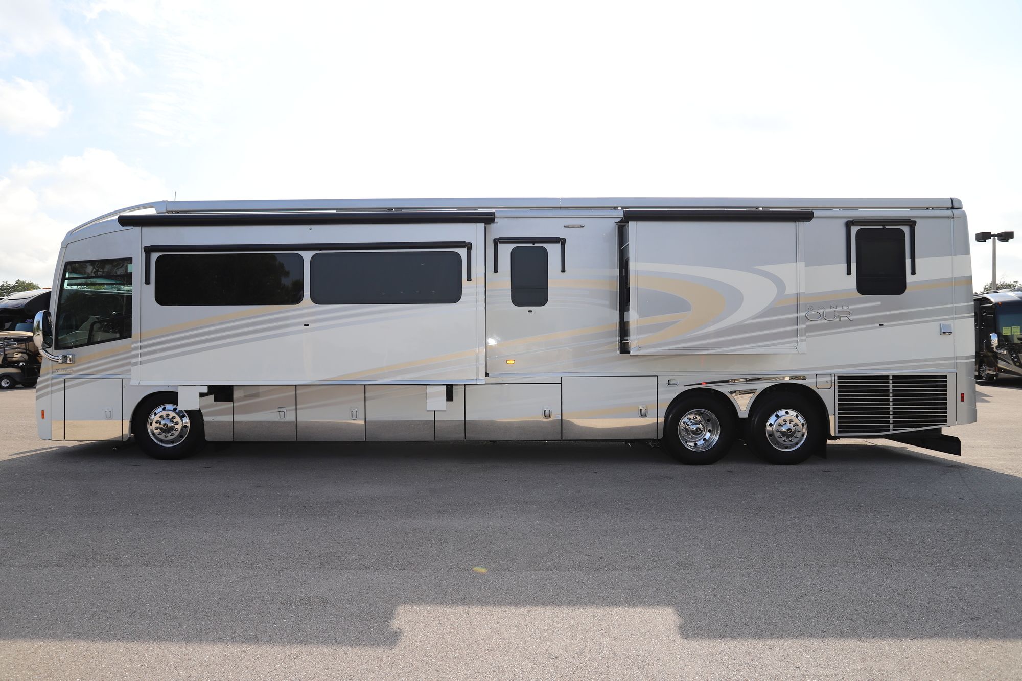 Used 2017 Winnebago Grand Tour 45RL Class A  For Sale